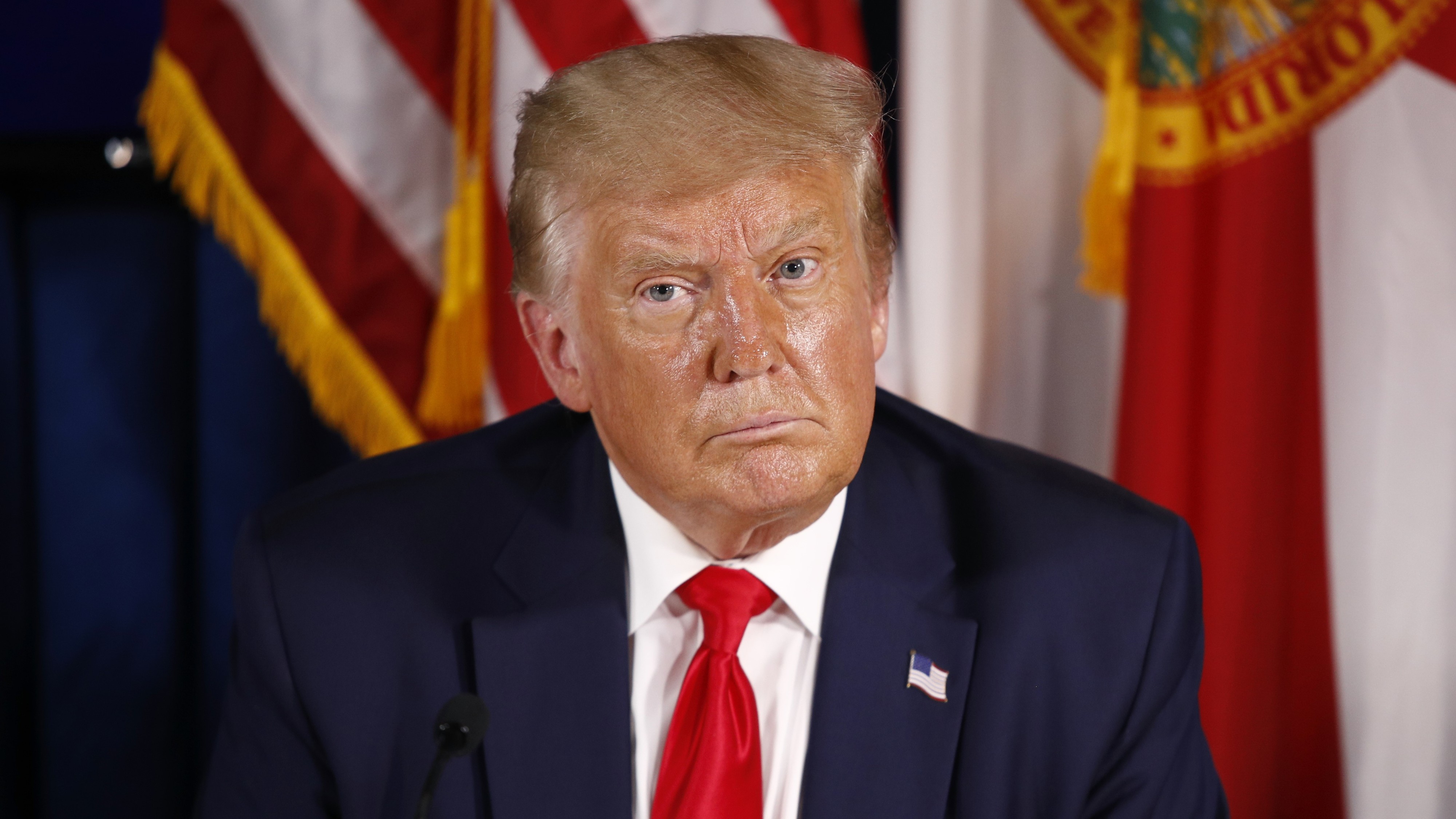 Trump discursa num comício sem distanciamento social e diz estar capaz de “beijar os homens e as mulheres bonitas”