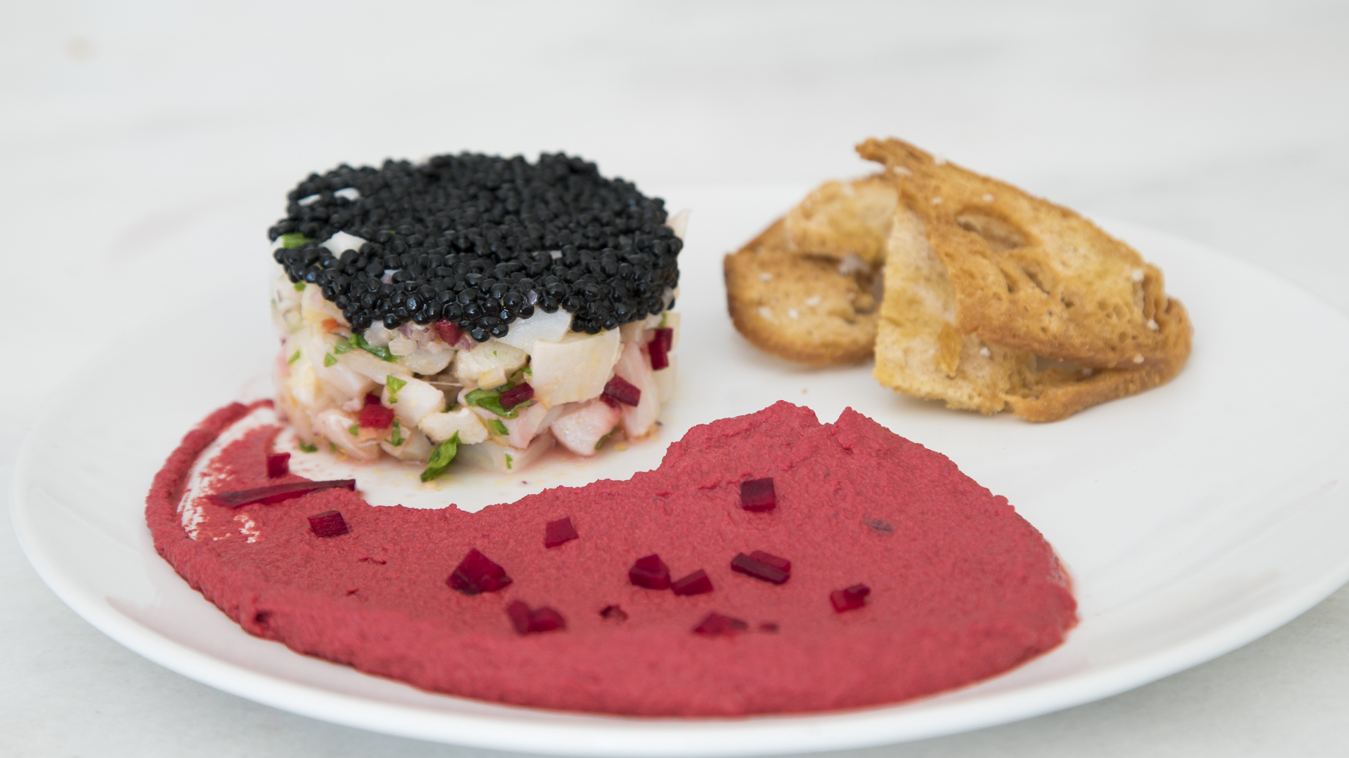Vídeo: Como fazer um incrível tártaro de peixe branco, caviar e húmus de beterraba