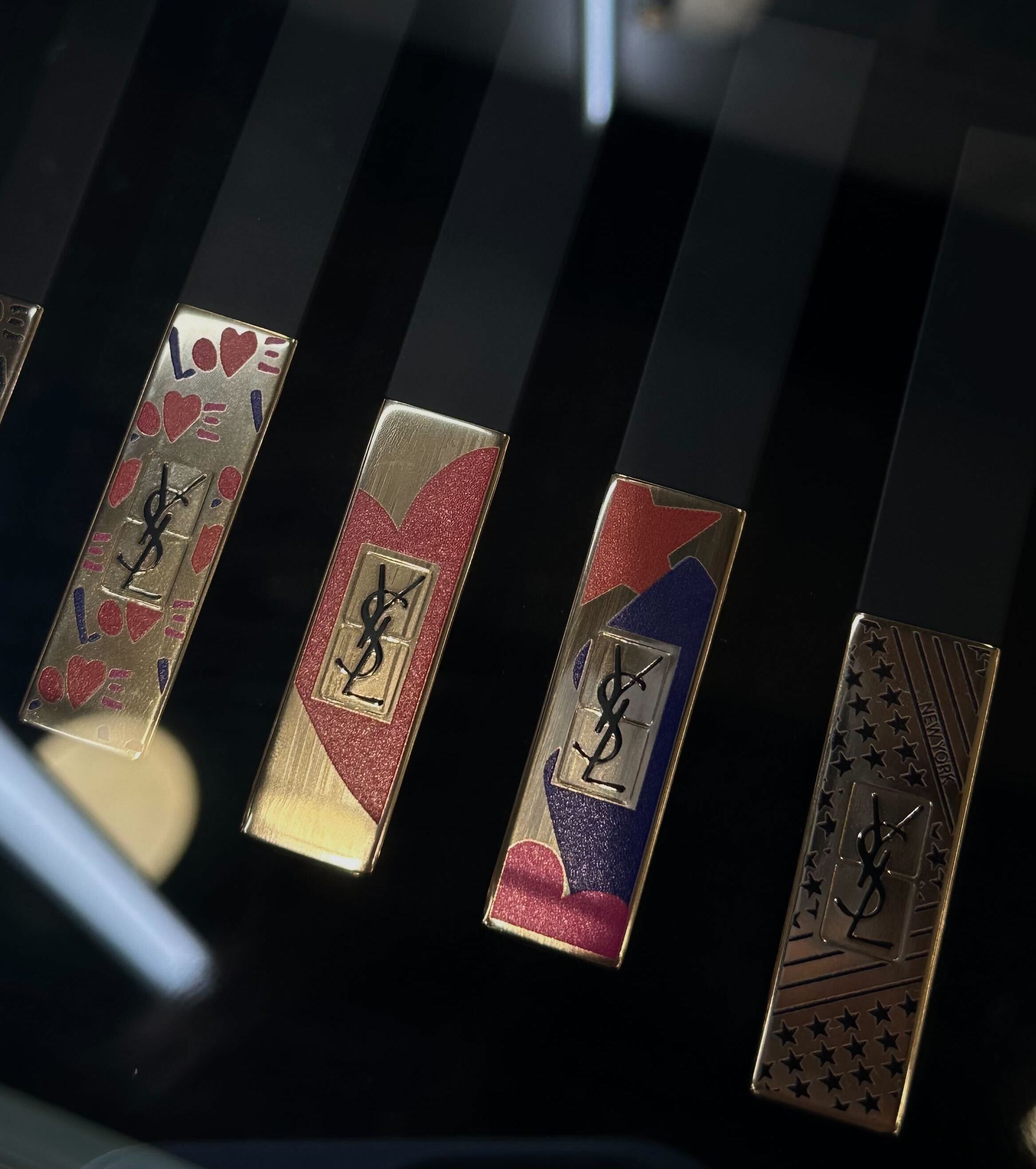 Personalizar produtos ou fazer batons. O stand da YSL Beauty do El Corte Inglés está cheio de novidades