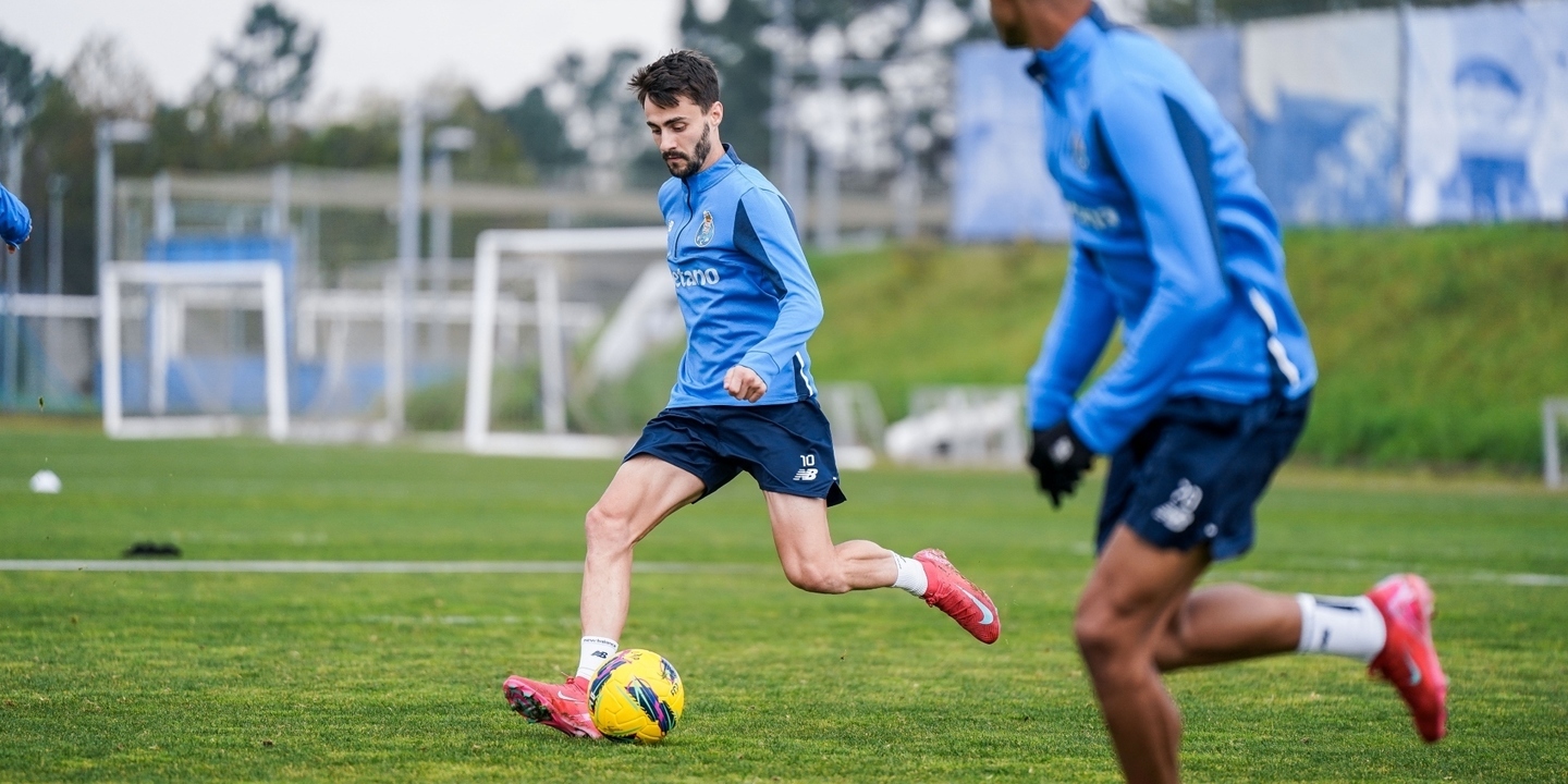 Martín Anselmi chama quatro reforços para colmatar sete ausências no treino do FC Porto