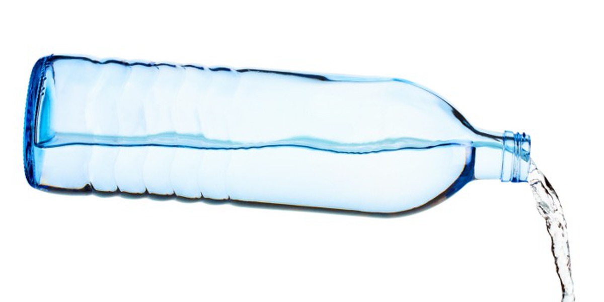 Вода бутылка звук. Струя воды из бутылки. Бутылка воды выливается. Вода льется из бутылки. Струящаяся вода из бутылки.