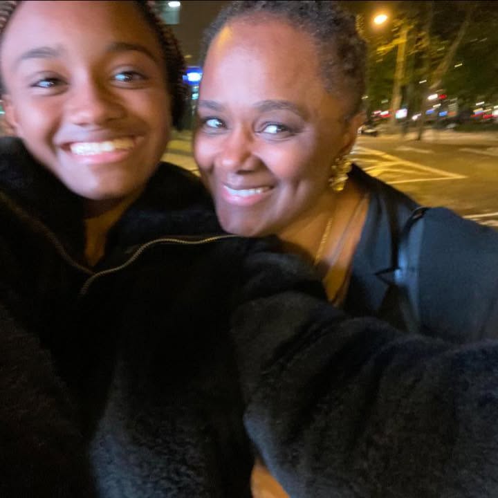 Filha de vereadora de Cascais é vítima de racismo. Condutor disse-lhe “que não transportava animais”