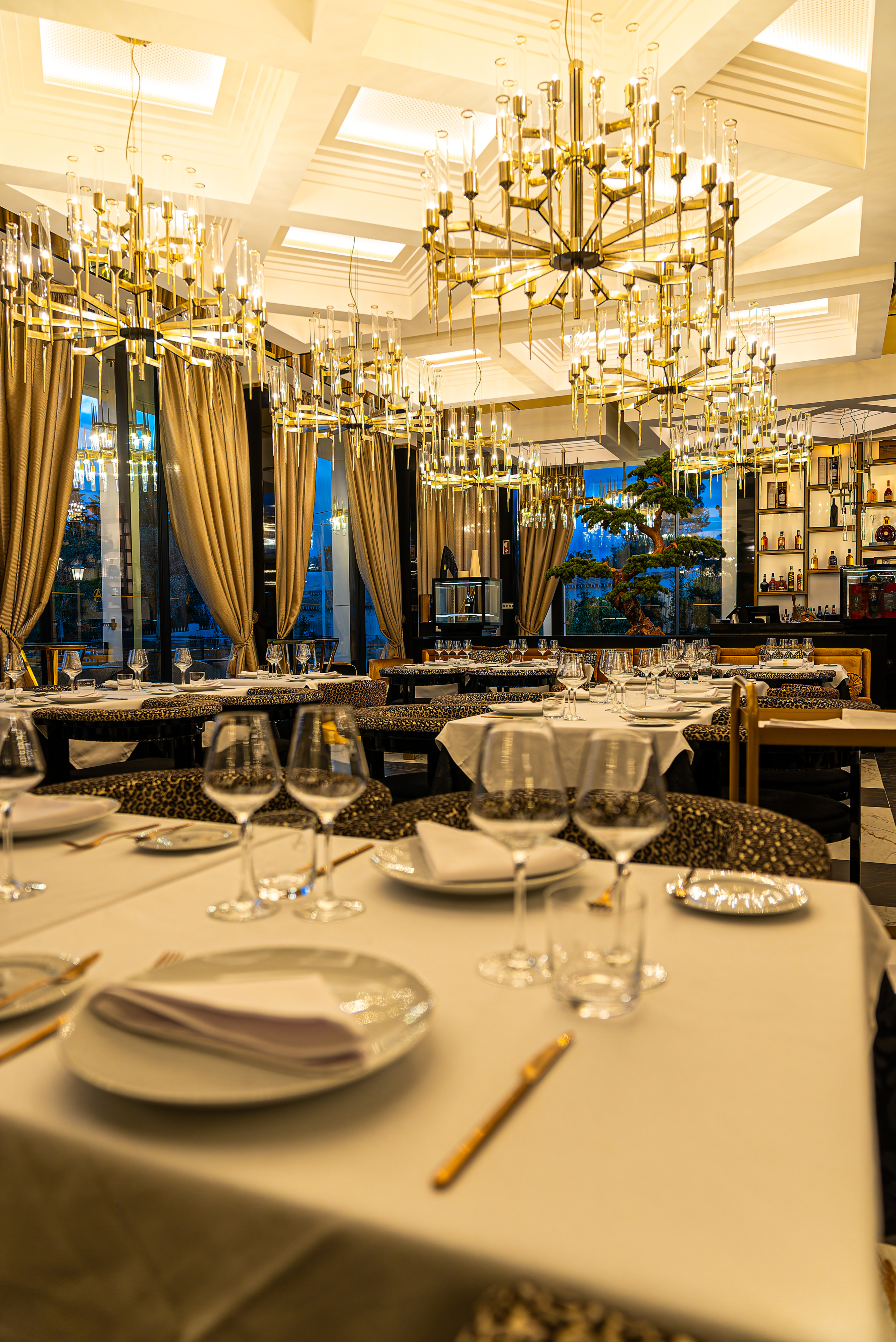 Este novo restaurante no Algarve transpira luxo, Versace e sobremesas de 600€. Conheça o Authentic