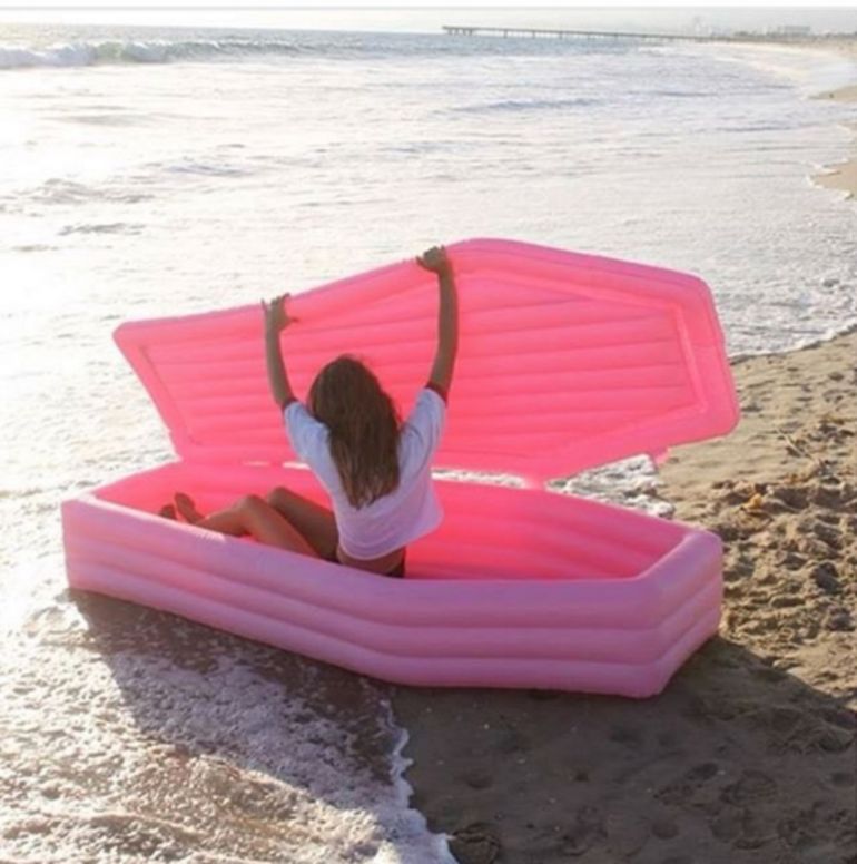 Esta é a bóia mais confortável e sinistra do verão
