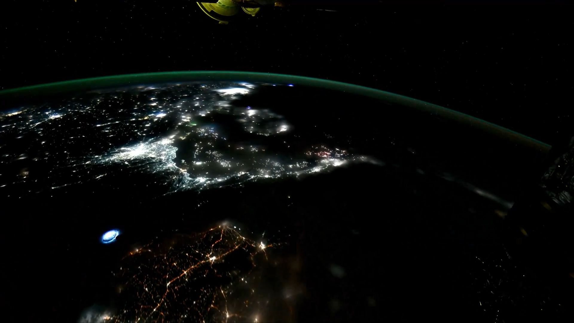 Astronauta da NASA pede ajuda para identificar luz vermelha misteriosa na Terra