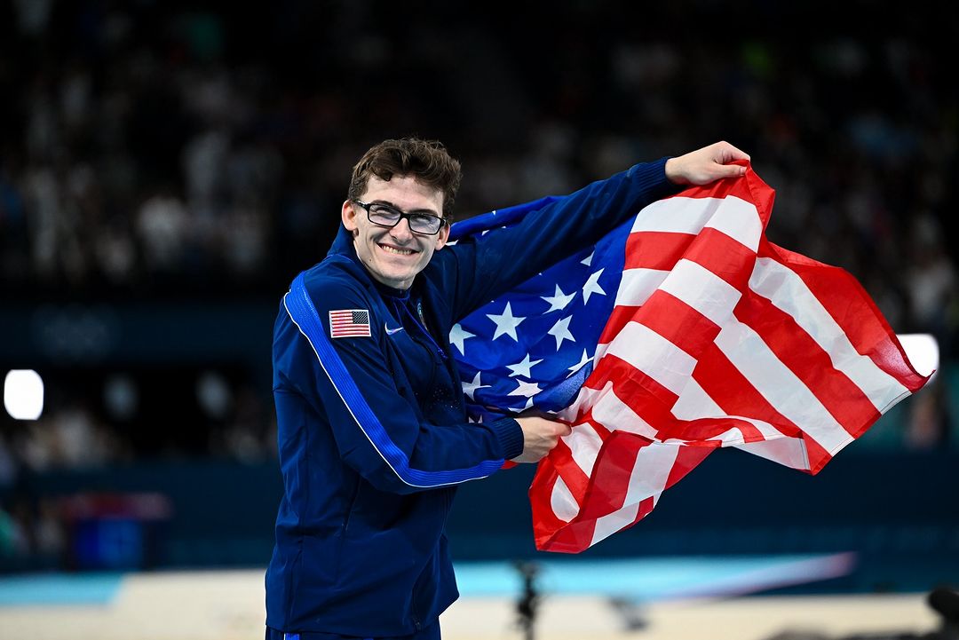 Ginasta olímpico surpreende com nova imagem e arrasa no “Dança com as Estrelas” (VÍDEO)