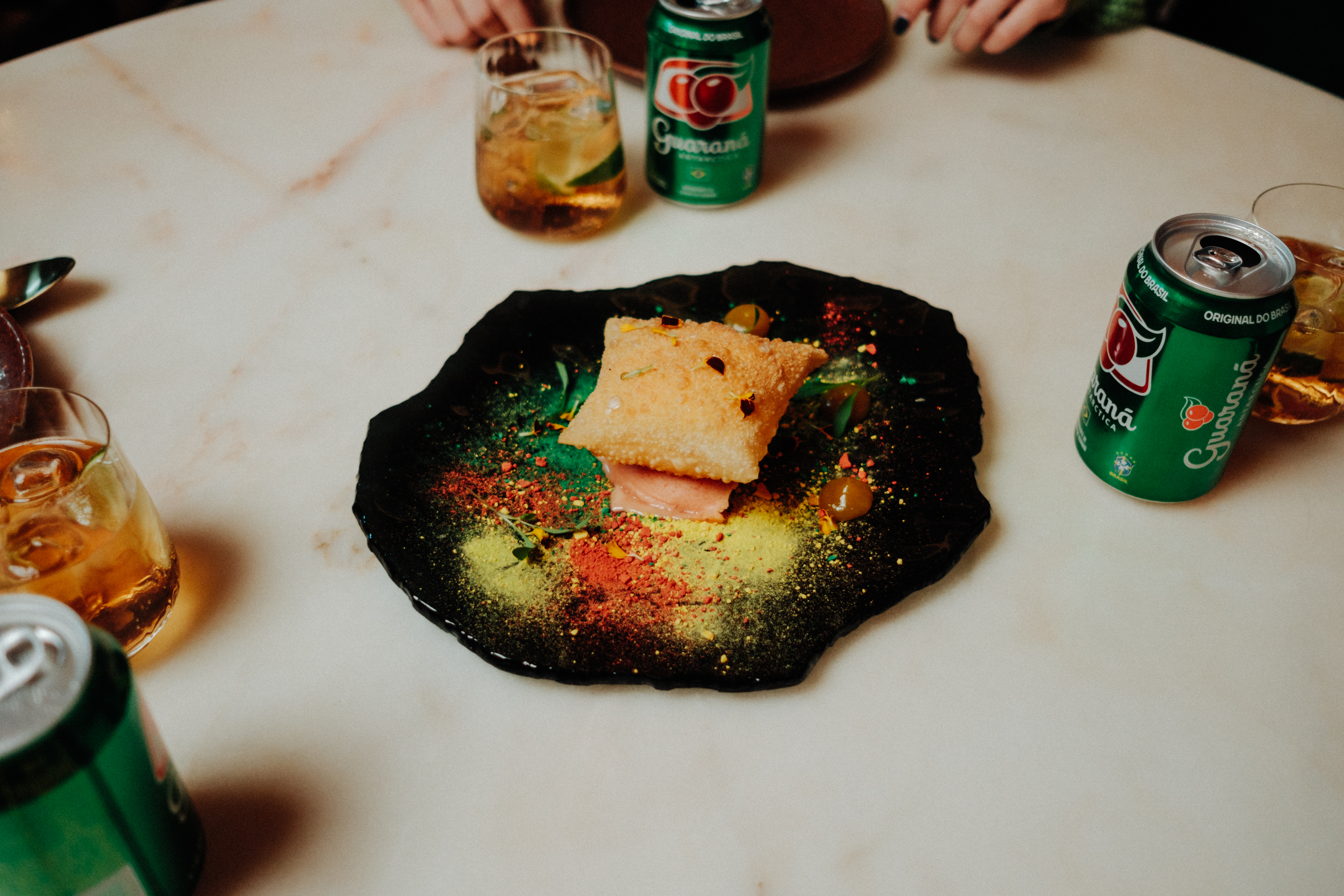 Um pastel de nata e um pastel de feira juntaram-se e nasceu o pastel de pastel. Só tem um mês para o provar