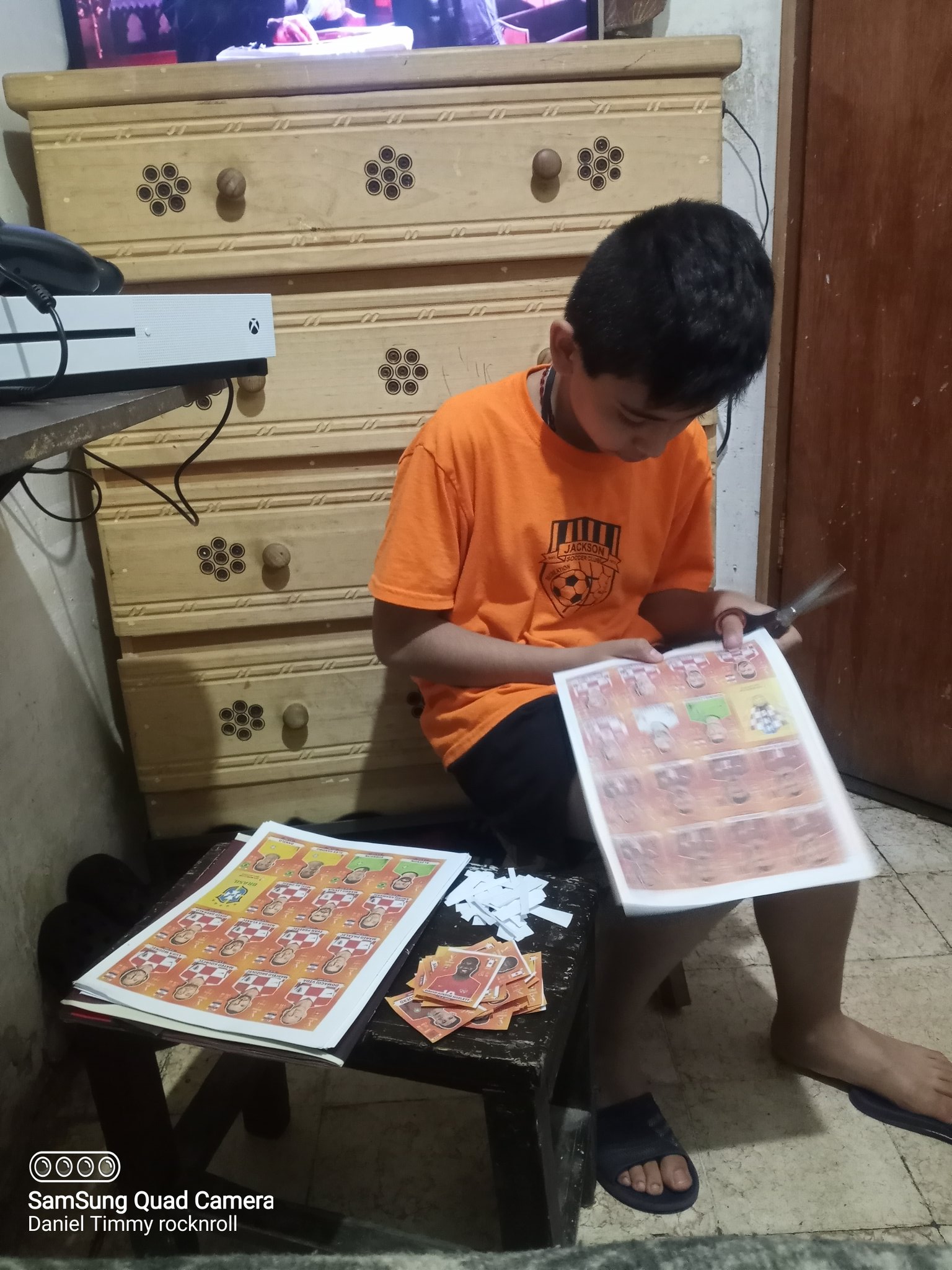 Sem dinheiro para comprar os cromos do Mundial, pai imprime cópias para o filho recortar. “Ele está muito feliz”