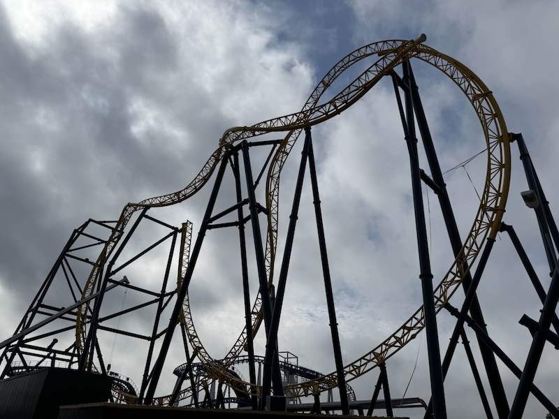 “Furacão”. A nova montanha russa do Aquashow tem uma estrutura invertida e promete velocidade alucinante