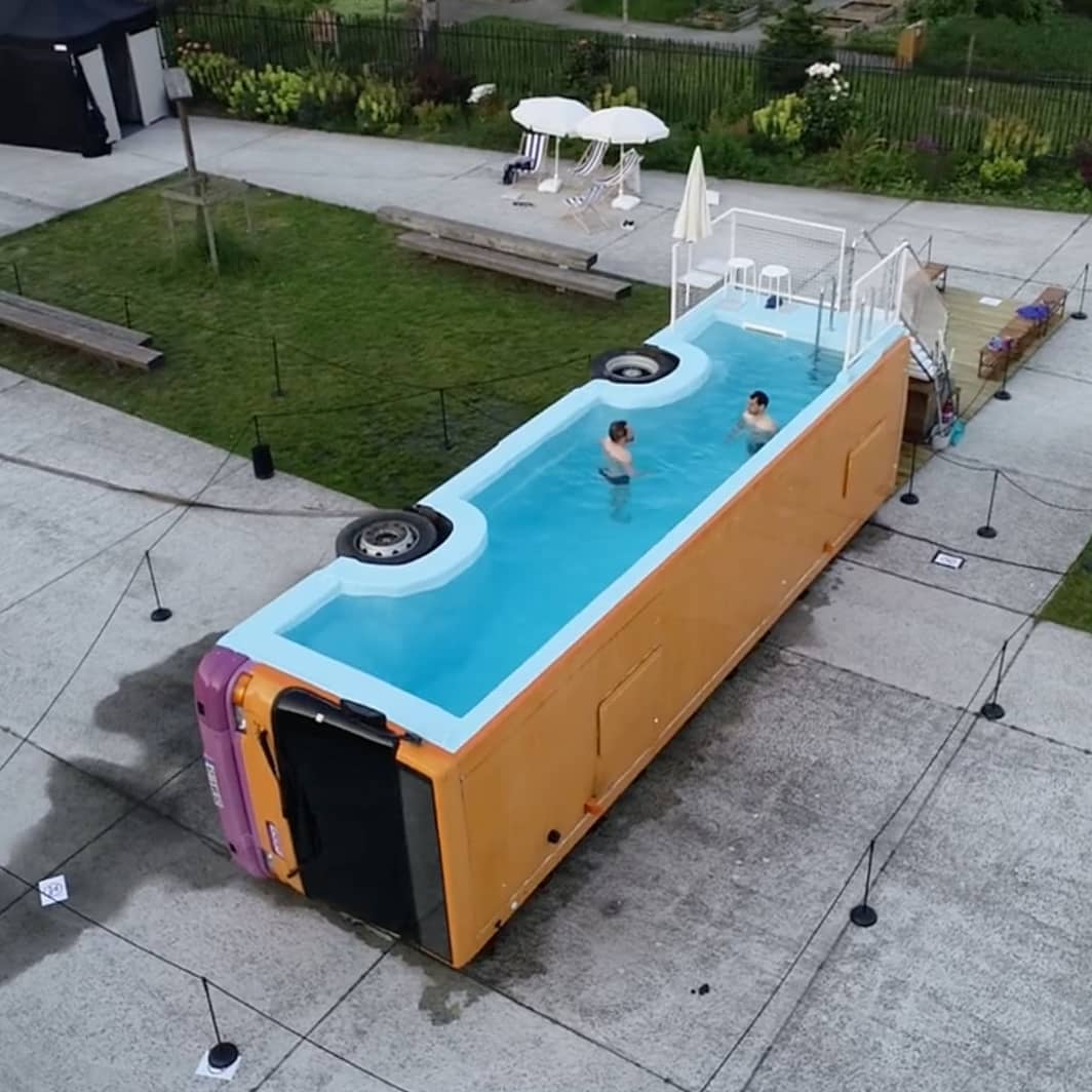 Artista transforma autocarro numa piscina incrível