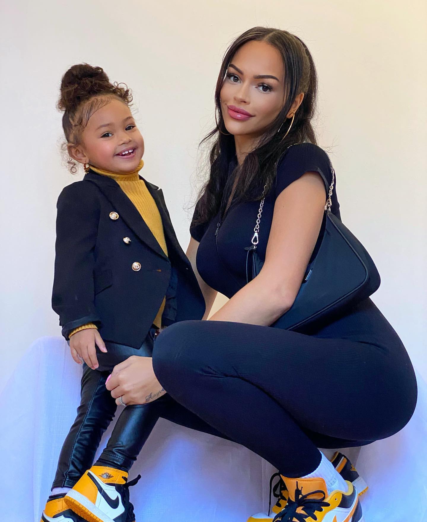 Mãe gasta mais de 11 mil euros em roupas para a filha de 3 anos. “As pessoas adoram-na”