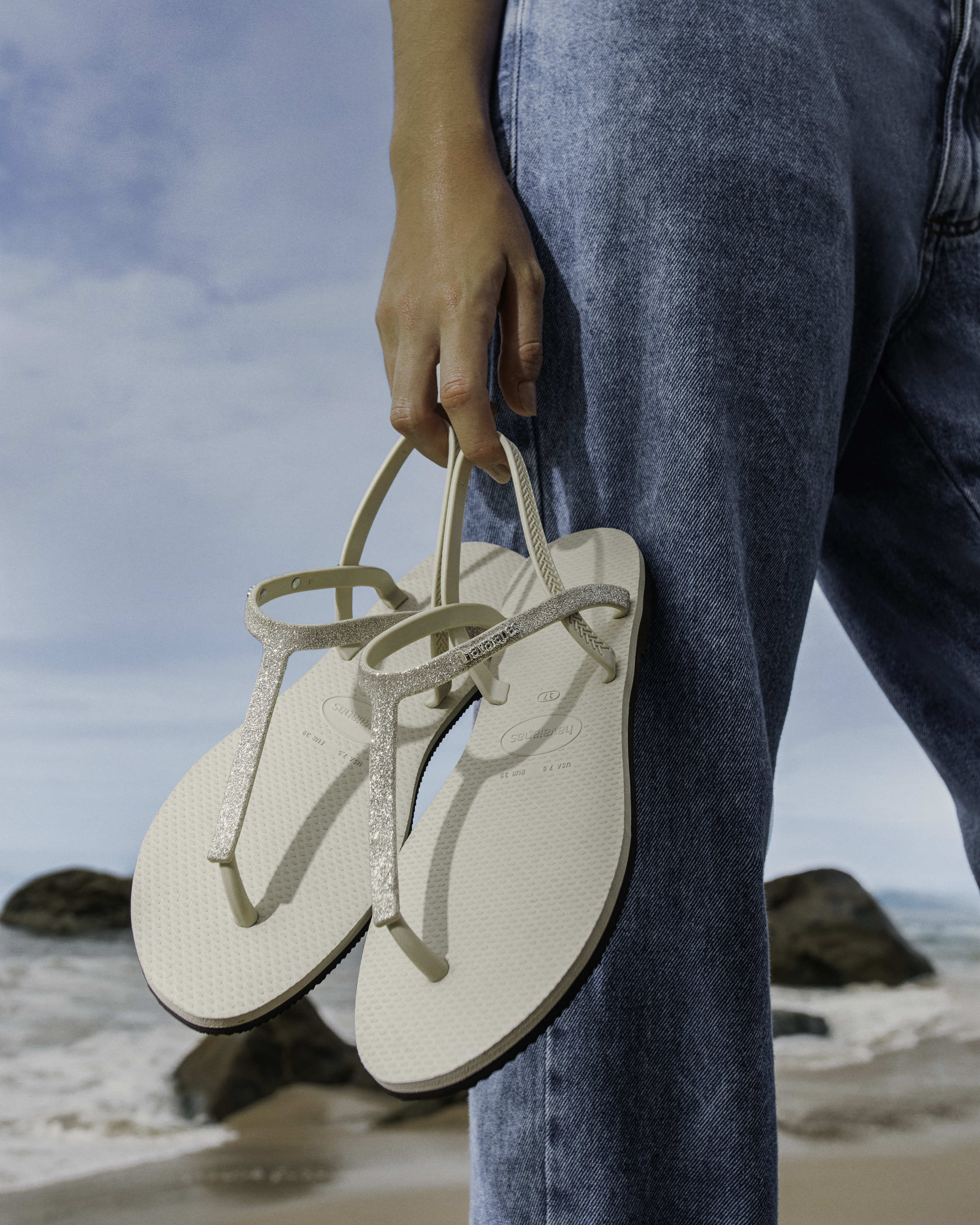 Alerta, fãs de brilhos. As novidades da Havaianas levaram um banho de glitter (e vão de chinelos a acessórios)