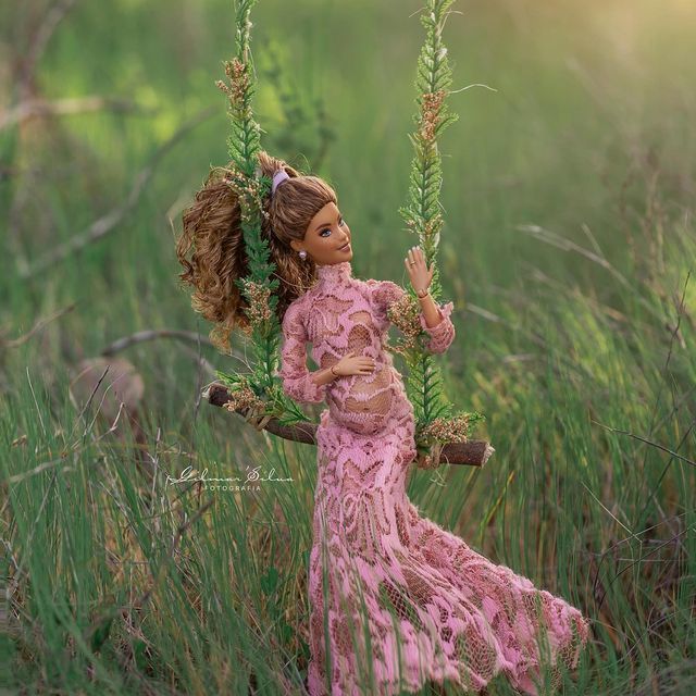 Fotógrafo faz ensaio com Barbie gestante e recria poses icônicas - Revista  Crescer
