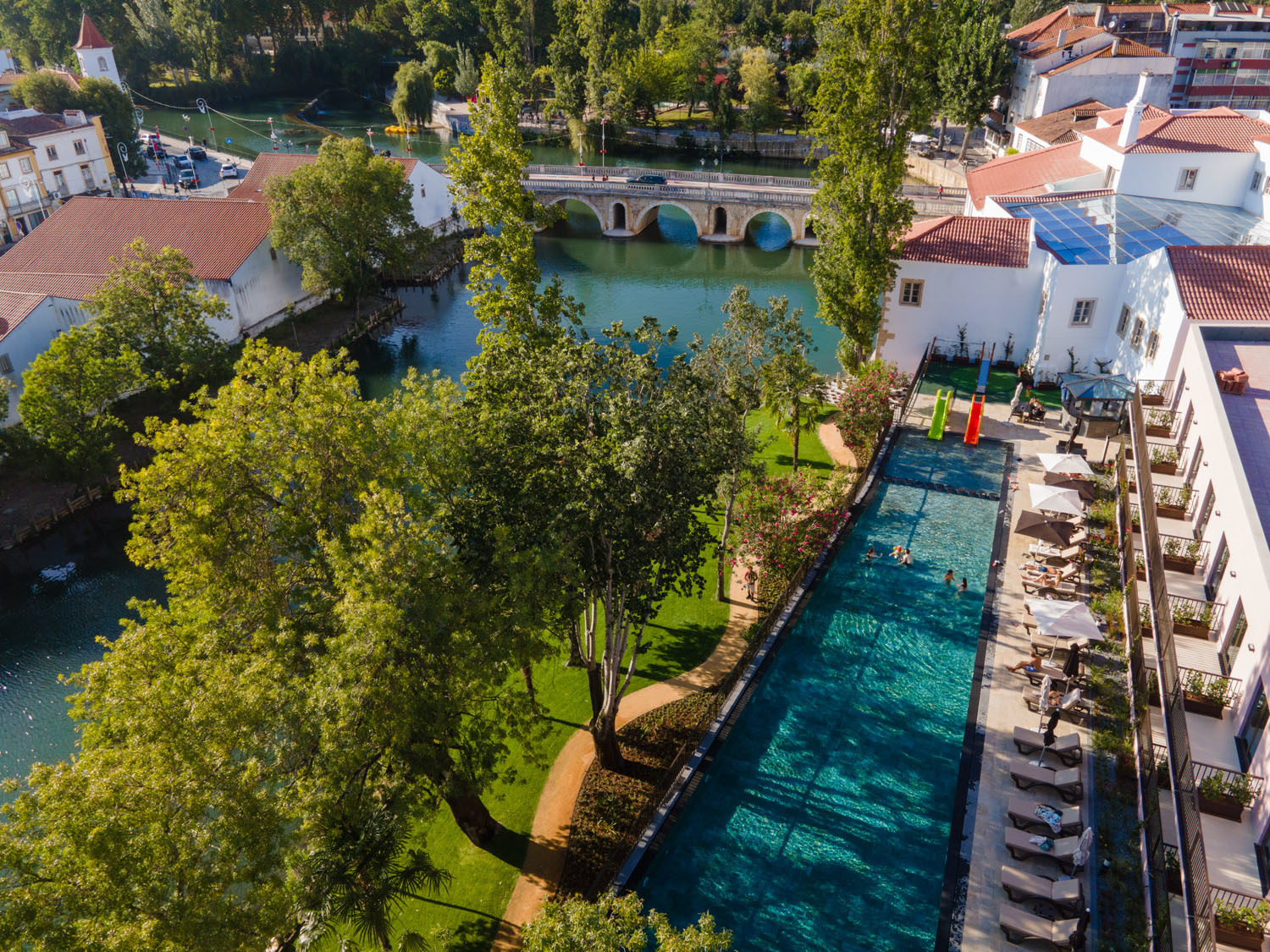 Vai uma escapadinha de outono? 3 hotéis com piscinas, massagens e localizações privilegiadas