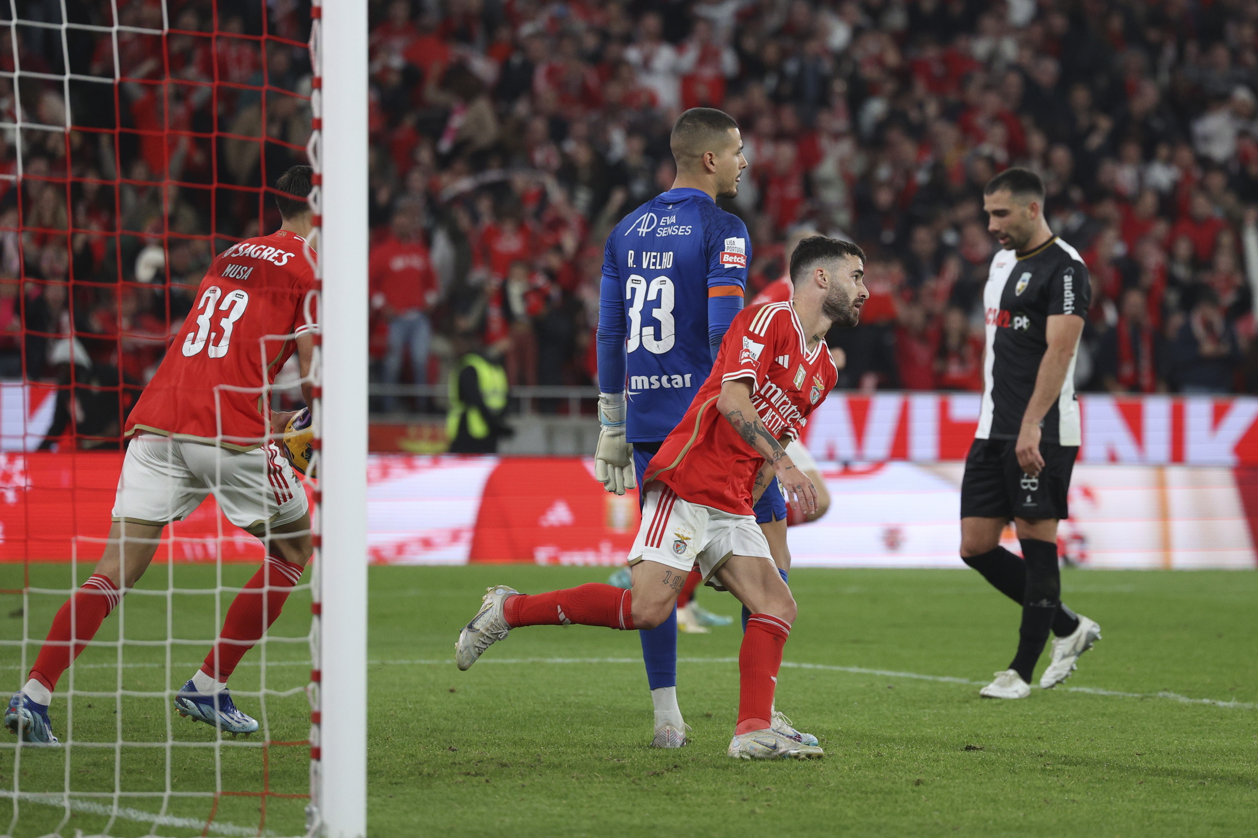 Só com uma asa a águia não voa: Benfica volta a empatar, agora com o  Farense (1-1)