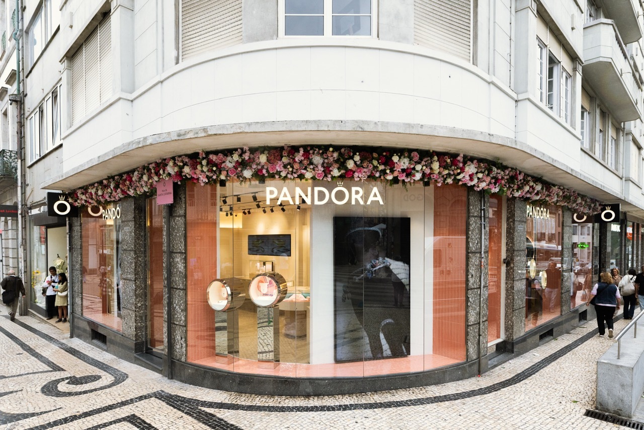 Esta nova loja da Pandora é um paraíso. Fica numa rua icónica do Porto e tem serviço inédito de personalização