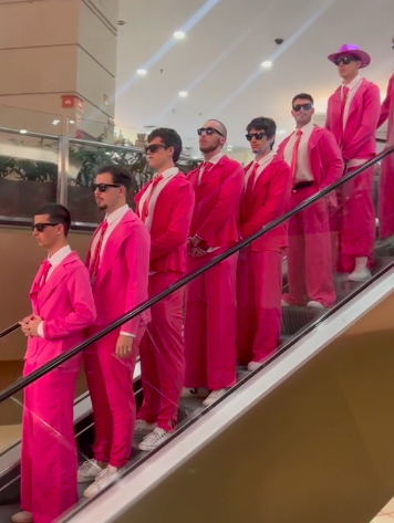Este grupo de amigos foi ver a “Barbie” ao cinema com fatos cor-de-rosa a combinar. Veja o vídeo