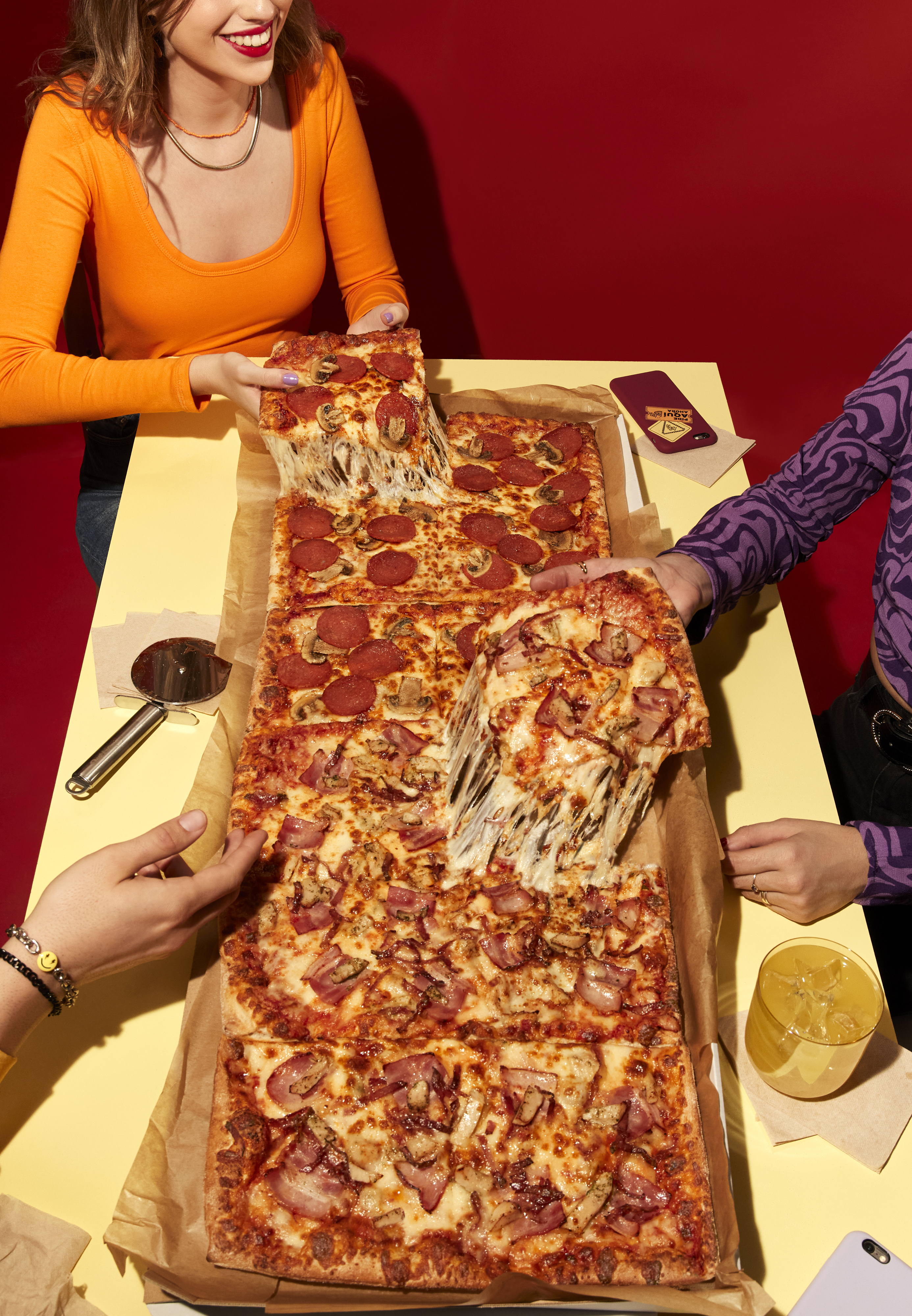 Há uma pizza com quase um metro de comprimento (e, sim, pode ser entregue em casa)