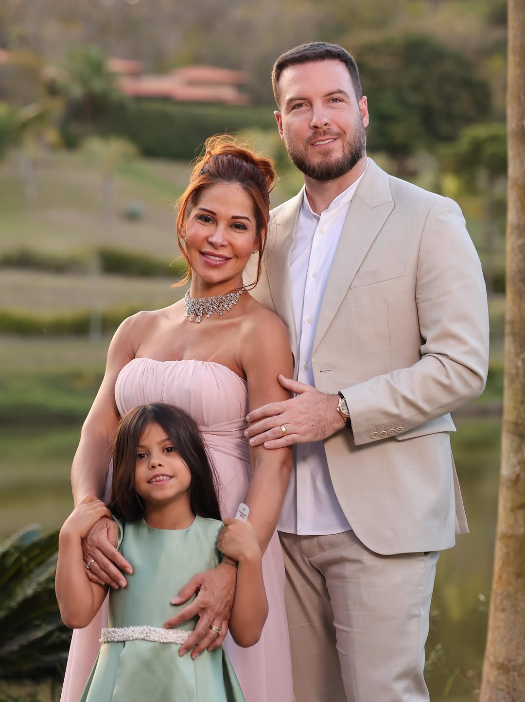 Marido de influenciadora dá banho a enteada de 6 anos e a polémica explodiu. Maíra Cardi já reagiu