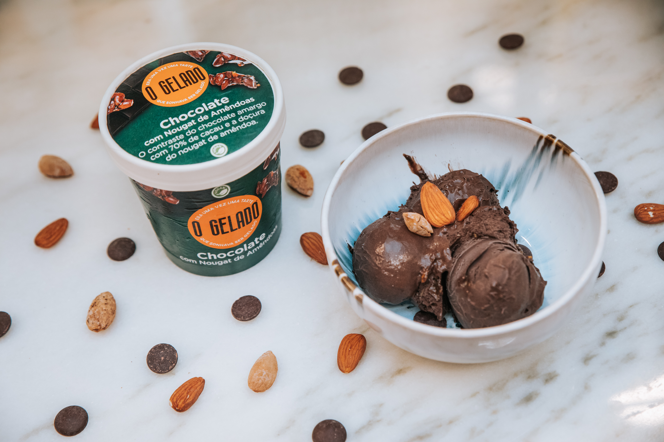 Estamos doidos com este gelado de chocolate com nougat (e até nos esquecemos que é vegan)