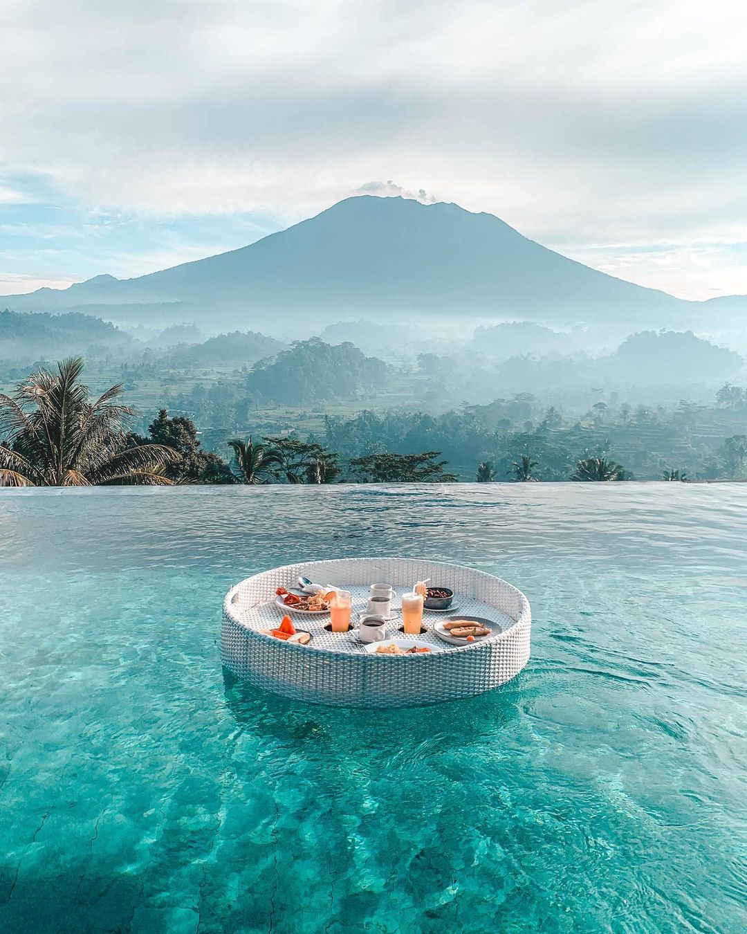 Pequeno-almoço flutuante. A moda (que ainda não chegou a Portugal) para provar mundo fora