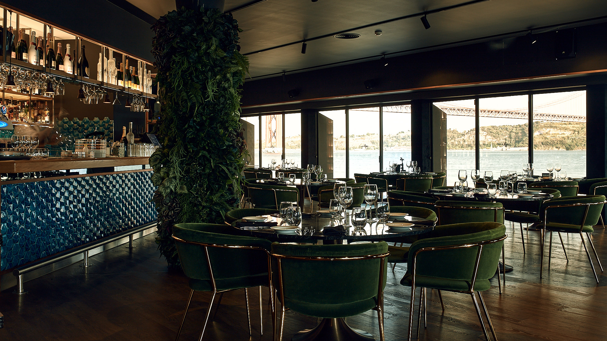 Café IN Meat & Sushi. Comemos sushi de picanha e lavagante com folhas de ouro