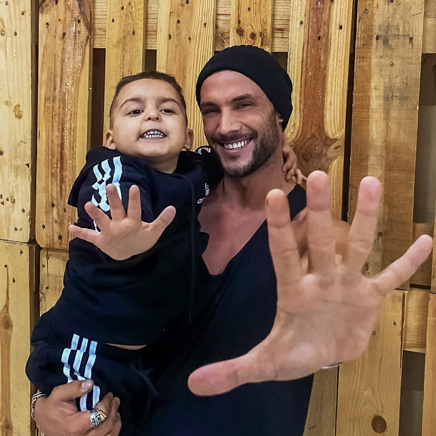 Afilhado de Pedro Barroso foi agredido na escola. Professora bateu na criança de 6 anos, que perdeu a visão devido a um tumor