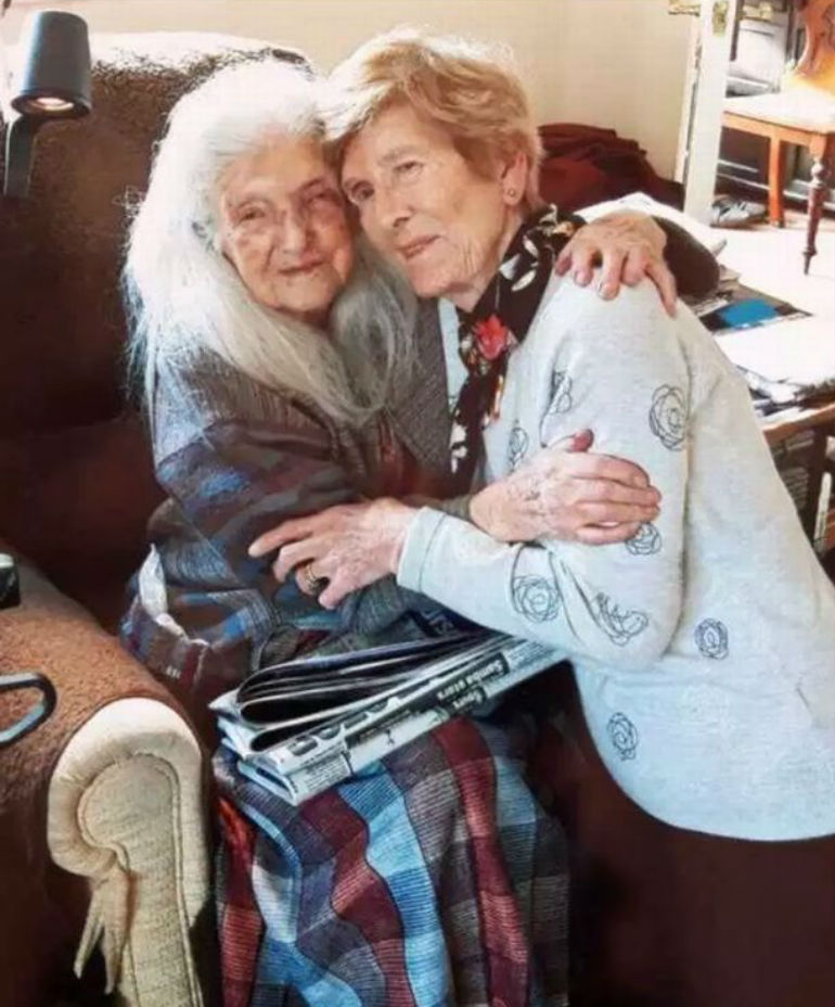 81 anos depois, uma mulher conhece a mãe biológica de 103 anos