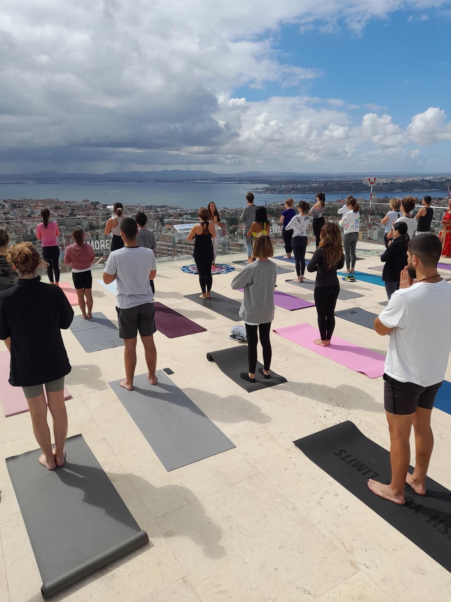Quer fazer ioga à borla e com uma vista brutal sobre Lisboa? Nós dizemos-lhe onde e quando