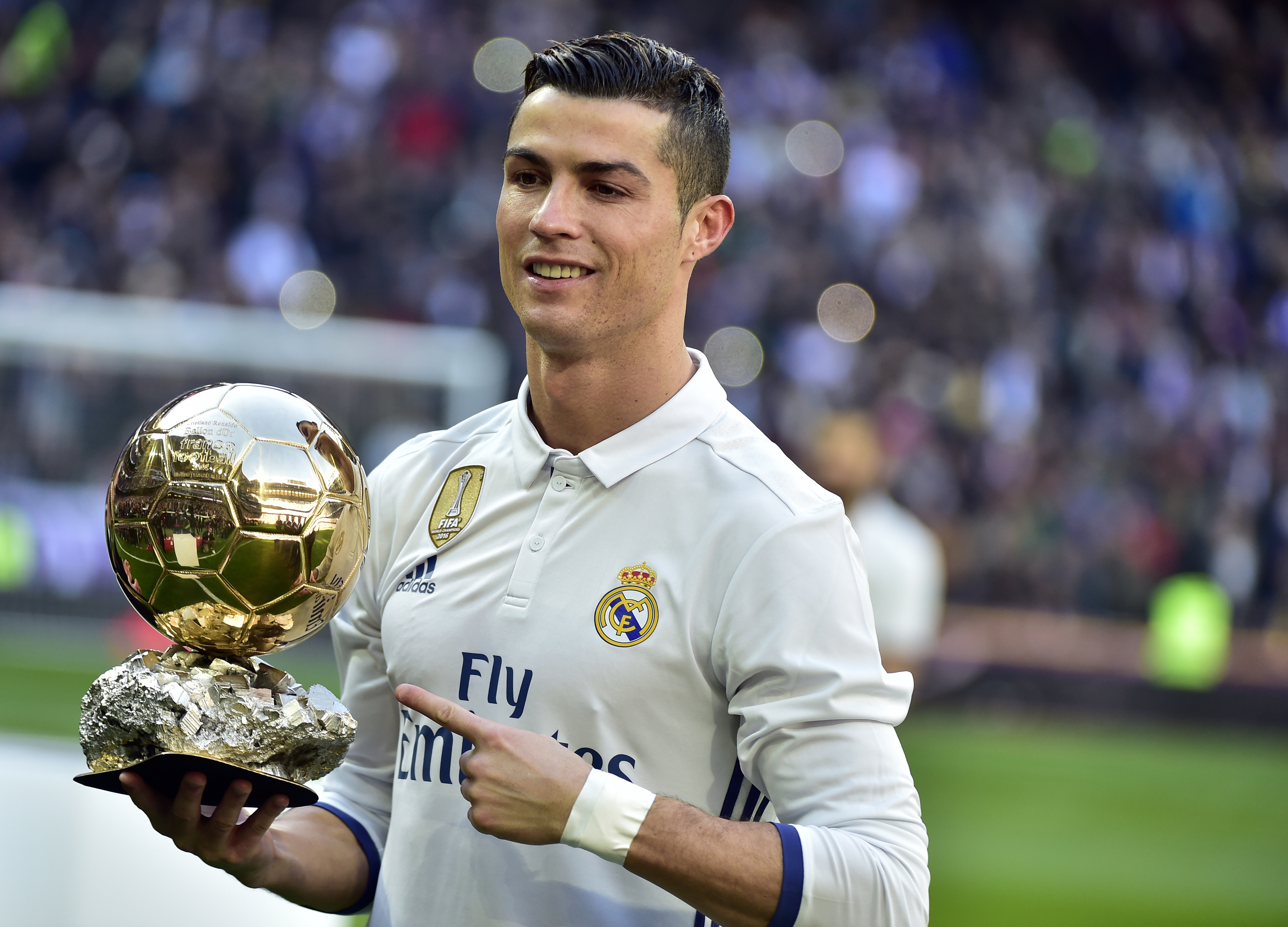 Cristiano Ronaldo assina com Al-Nassr até 2025, afirma jornal - RIC Mais