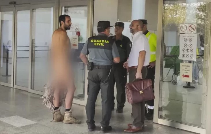 Homem vai a tribunal todo nu depois de ter sido condenado por andar sem roupa numa esquadra