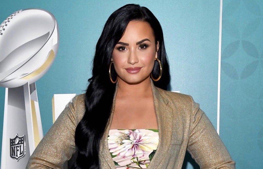 Depois de quatro meses de namoro, Demi Lovato está noiva