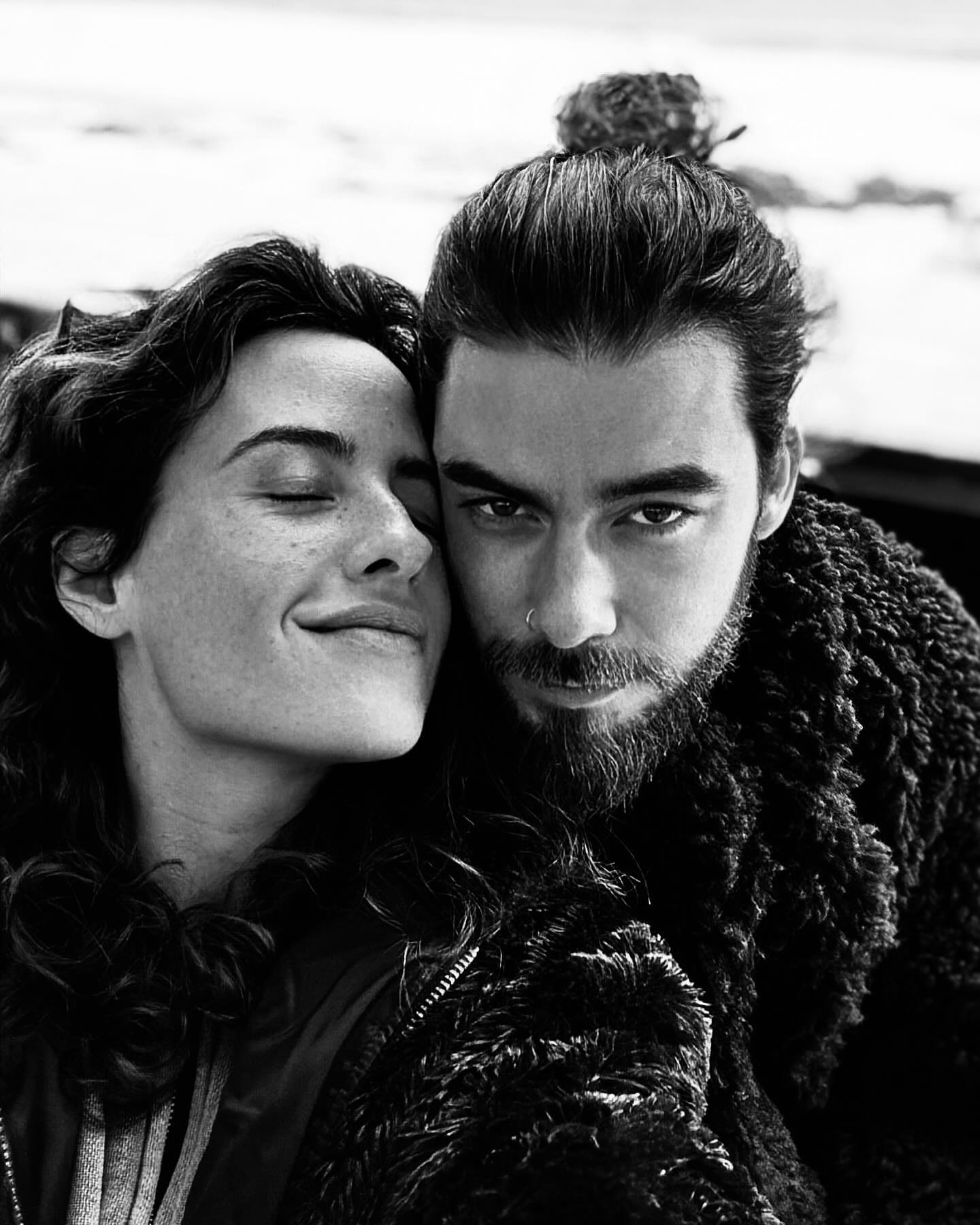 Syro e Mariana Pacheco confirmam que vão ser pais de forma original. Ouça a canção