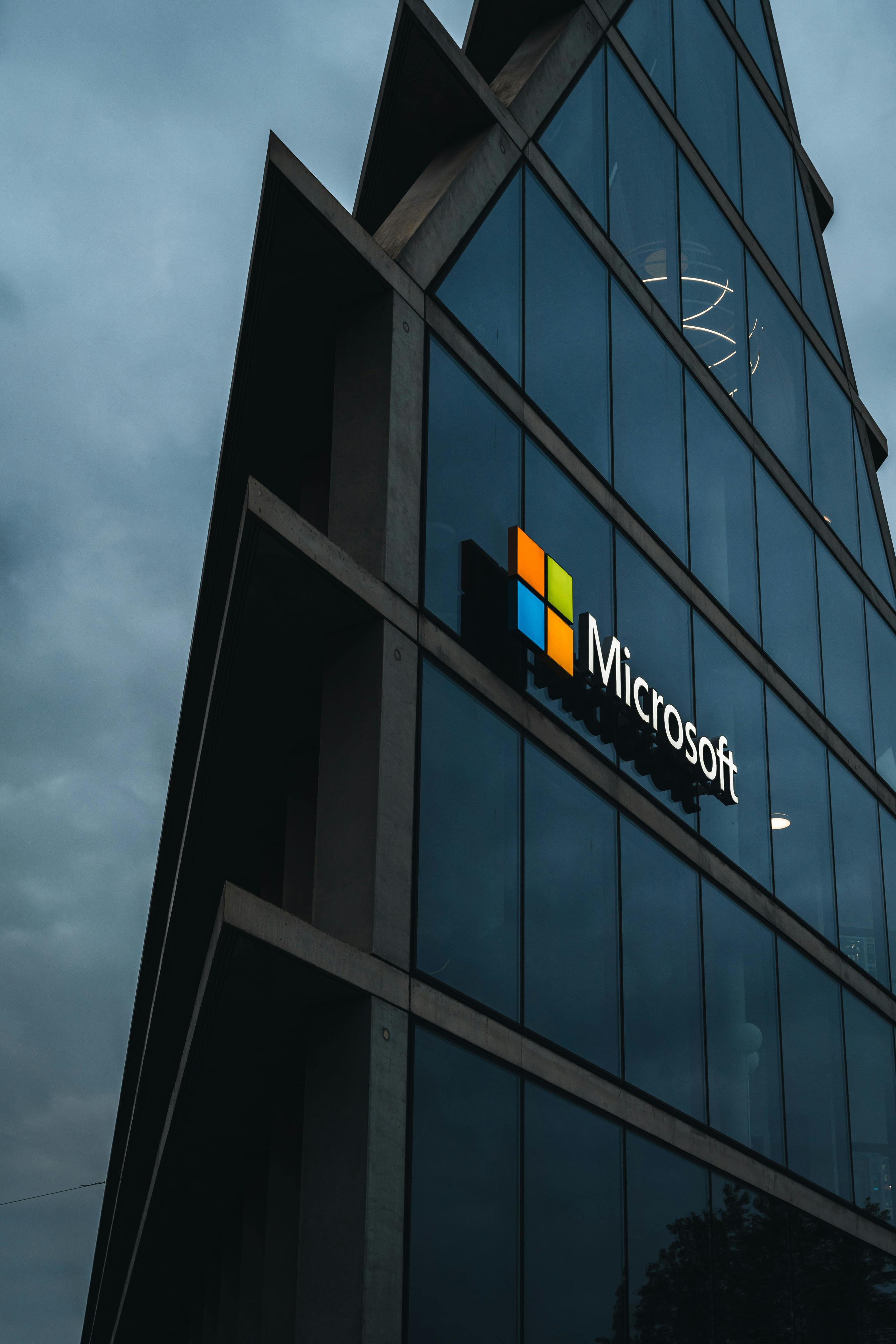 Falha informática da Microsoft já chegou a Portugal. Telecomunicações e aeroportos estão a ser afetados