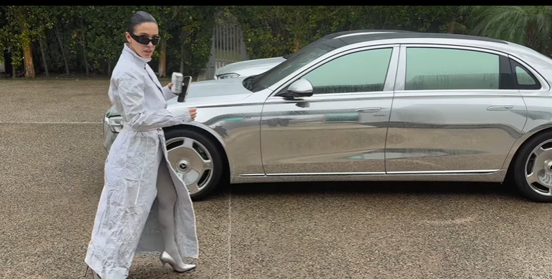 Namorada de Kanye West veste-se a fazer pandã com carro de luxo. Saiba quanto custa o bólide