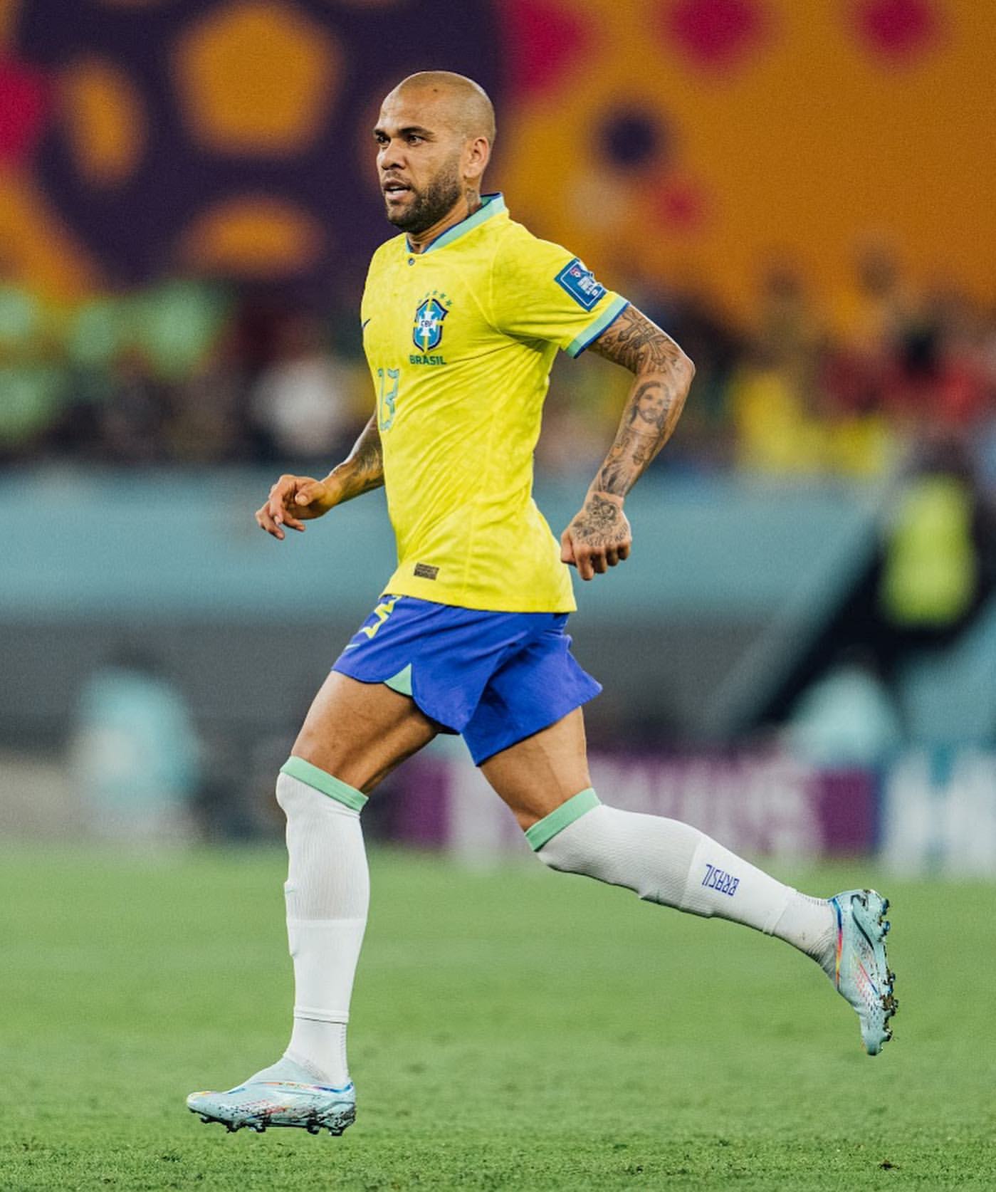 Dani Alves vai ser libertado após ter sido condenado por agressão sexual. Ex-jogador pagou fiança milionária