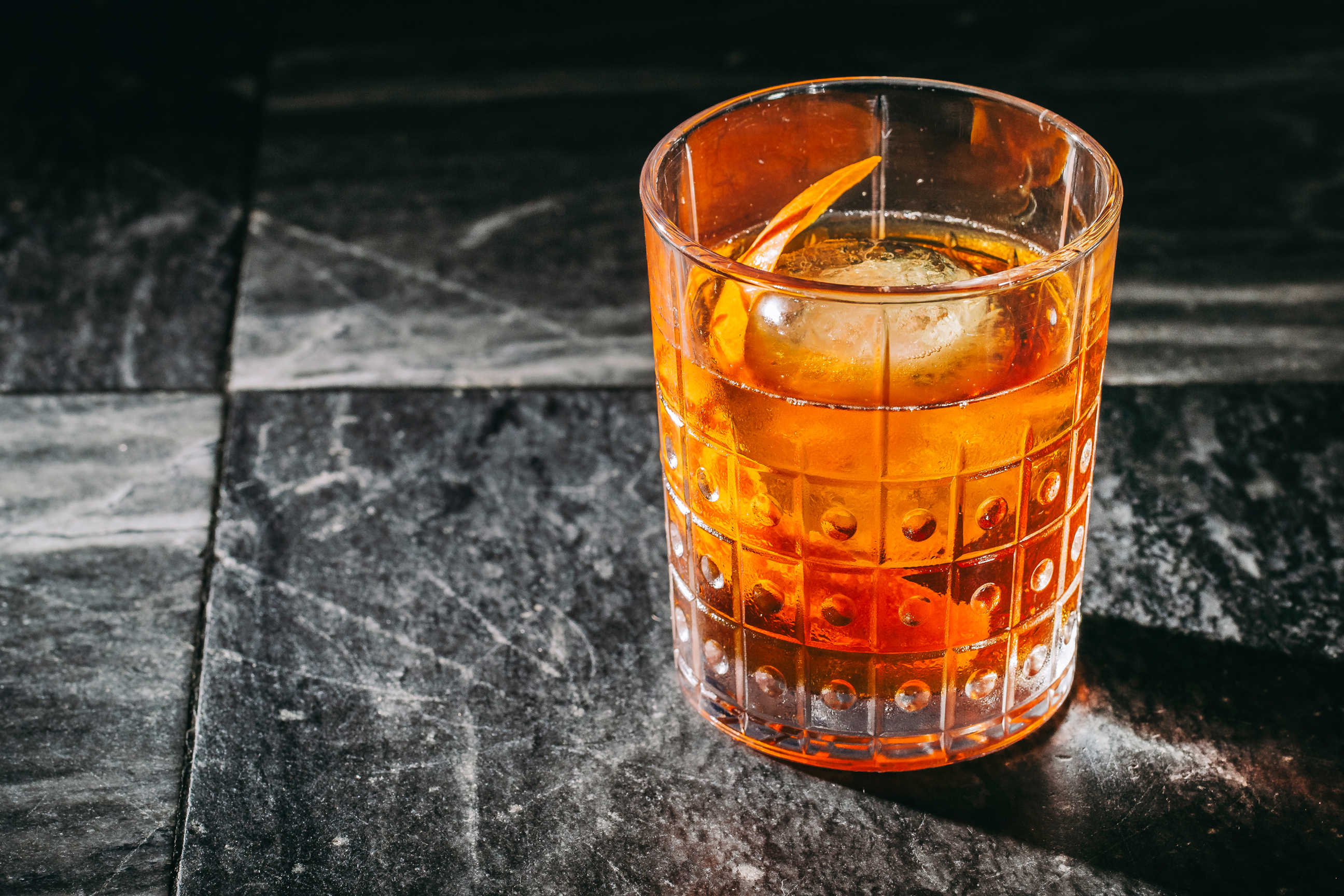 Há um sítio em Lisboa onde pode beber um Thomas Shelby e até um Peaky Blinders. Saiba onde