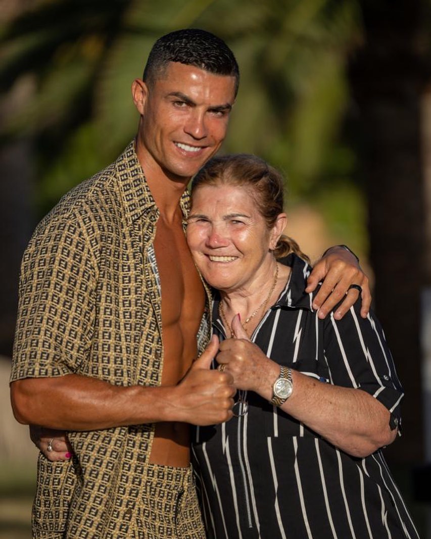 CR7 junta-se à mãe e à irmã num novo anúncio televisivo. Veja o vídeo “futurista”