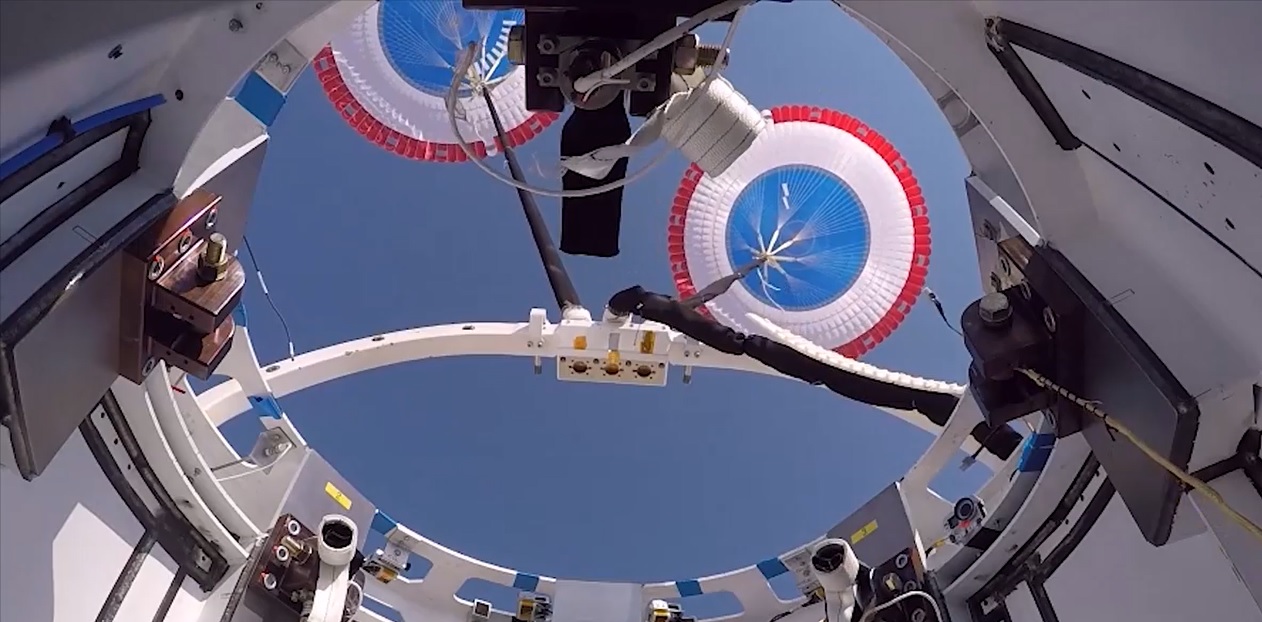Paraquedas do “Táxi Espacial” da Boeing passam no teste antes do novo lançamento com a NASA