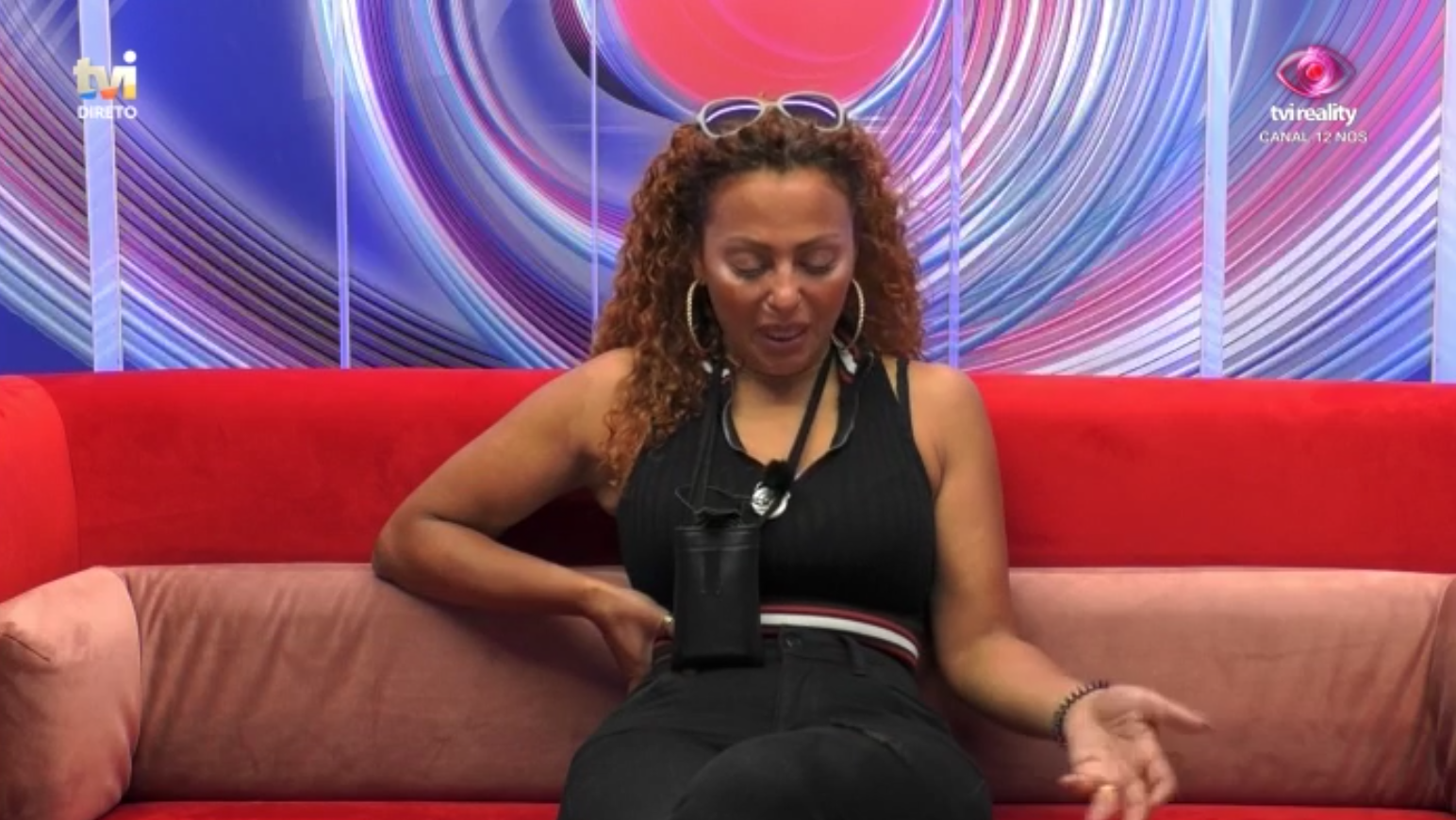 “BB – A Revolução”.  Carina passa-se com Sandra e parte para o insulto. “Está a falar da minha mãe, esta vaca”