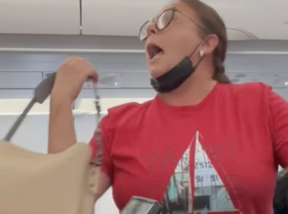 Mulher ameaça urinar no corredor do avião depois de ser impedida de ir à casa de banho (VÍDEO)