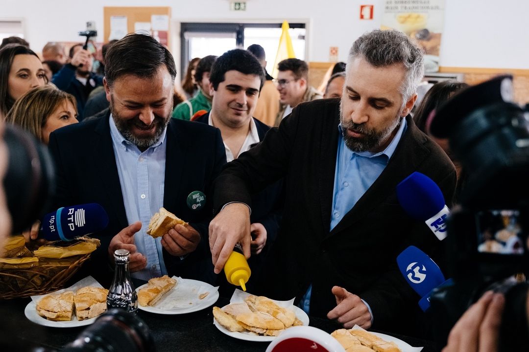 Pedro Nuno Santos foi a Vendas Novas comer uma bifana. 5 sítios onde pode fazer o mesmo (e lambuzar-se à grande)