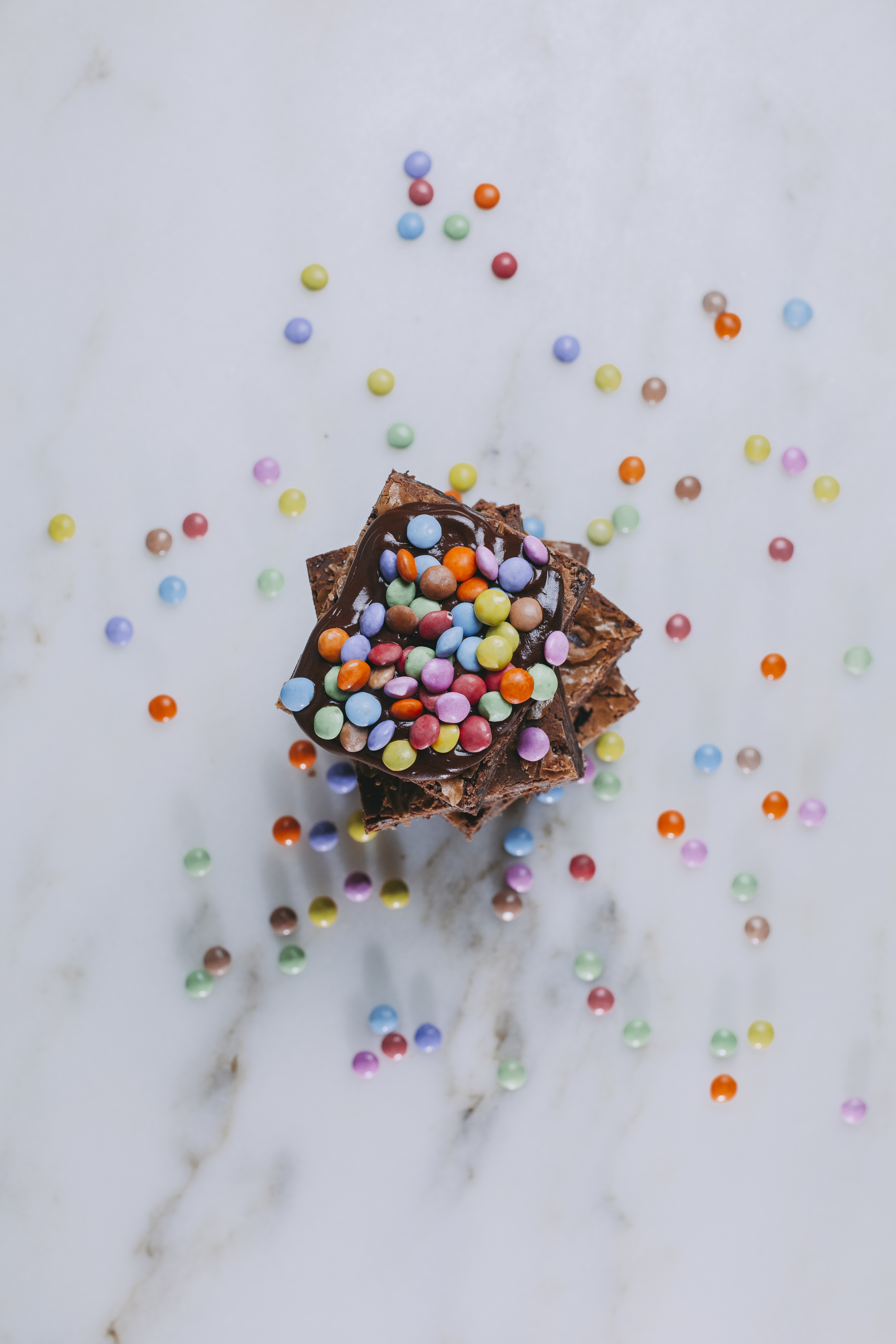 Já estamos a salivar com o novo brownie com chocolate e smarties d’A Padaria Portuguesa