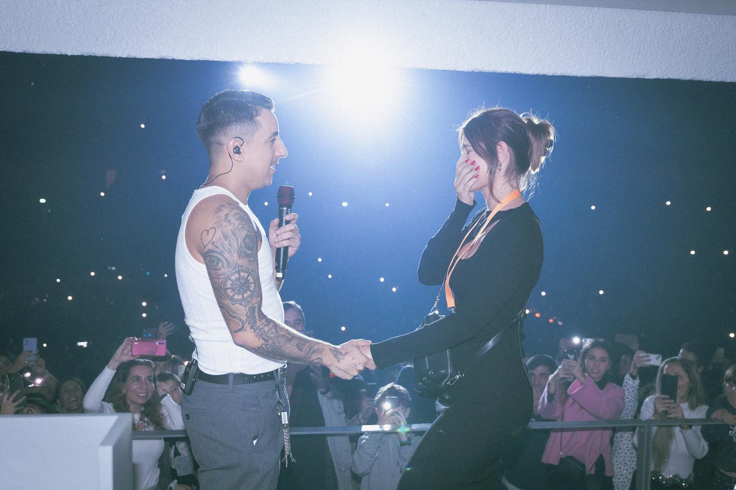 Fernando Daniel fica noivo durante concerto e transforma o pedido num videoclipe. Veja o momento