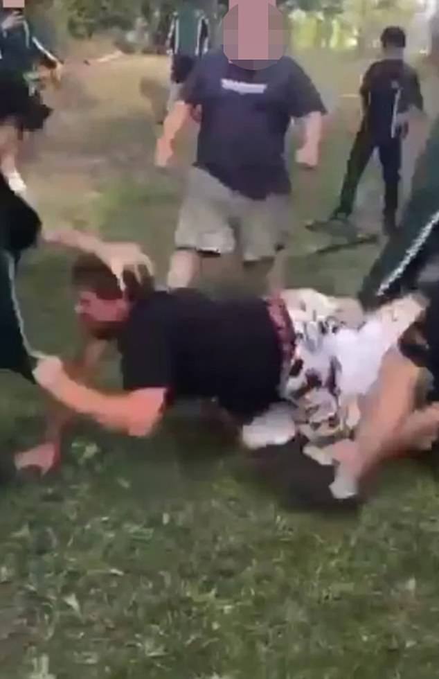 Pai foi defender o filho de colegas bullies, acabou brutalmente agredido pelos miúdos, que filmaram tudo