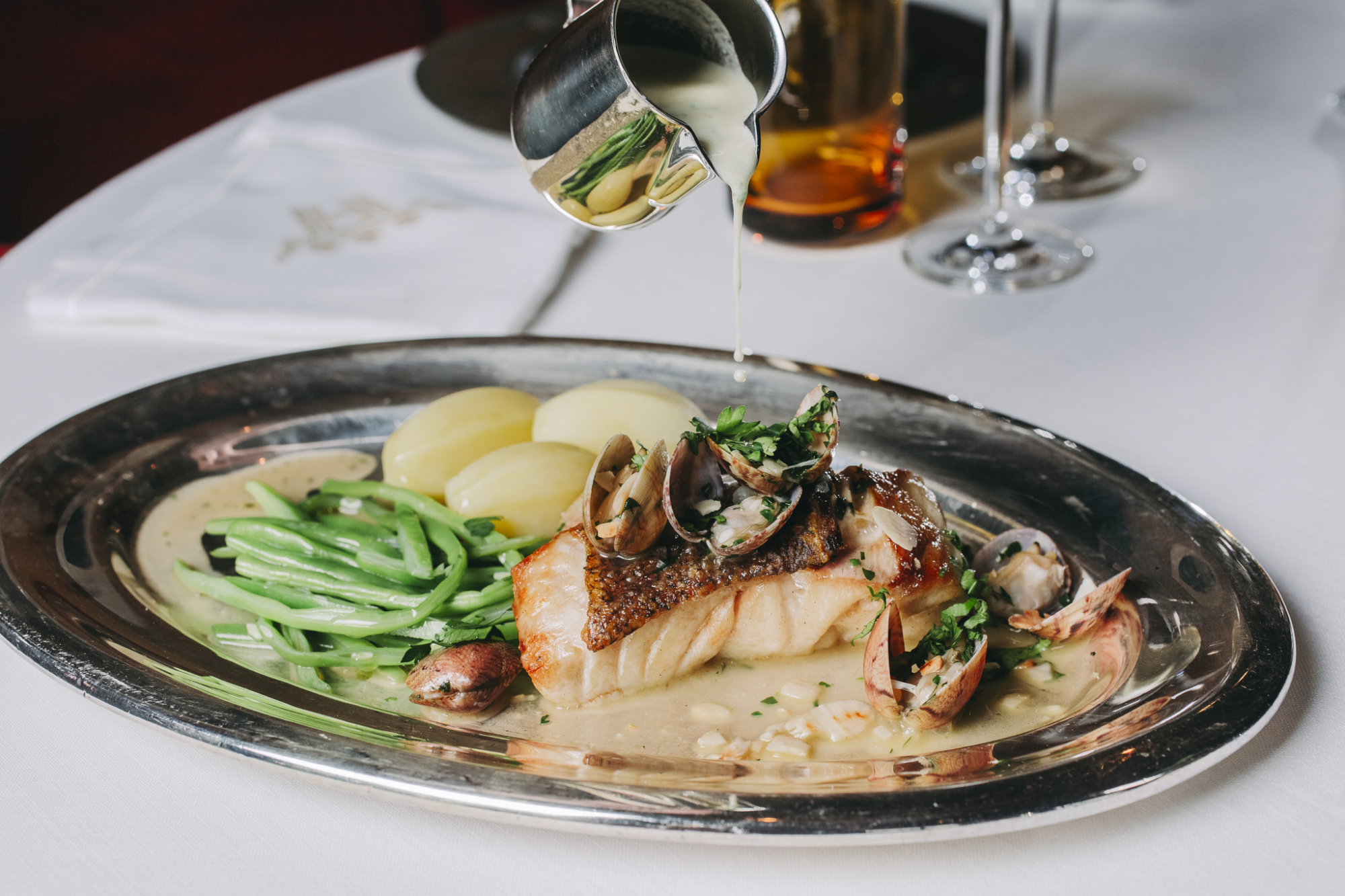 Talheres de prata e crepes Suzette. O Altis leva-nos a 1973