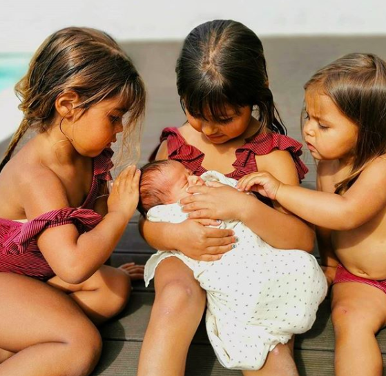 Bebé de Carolina Patrocínio já está em casa e as fotos com as irmãs são de derreter qualquer um
