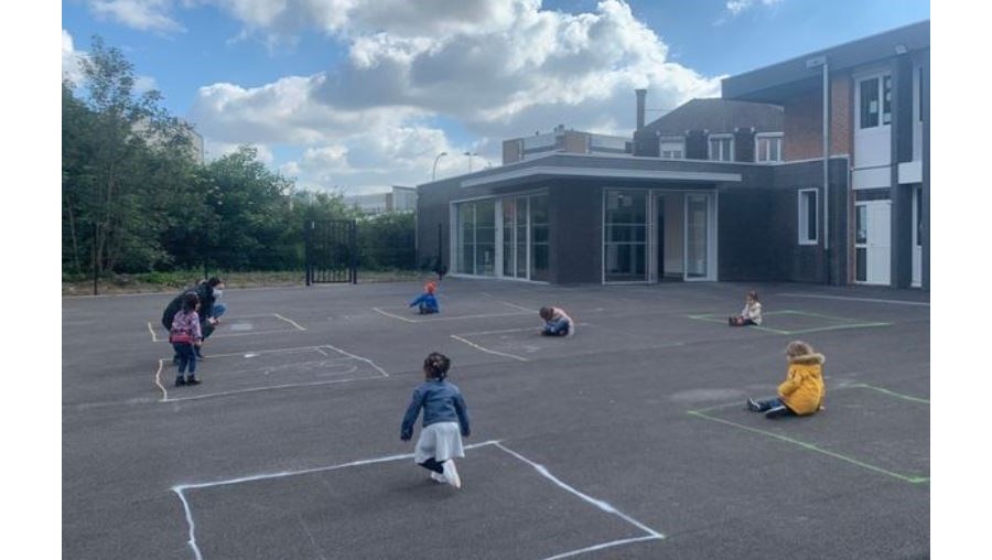 Fotografia de regresso às aulas gera indignação: “Esta imagem é um desgosto”