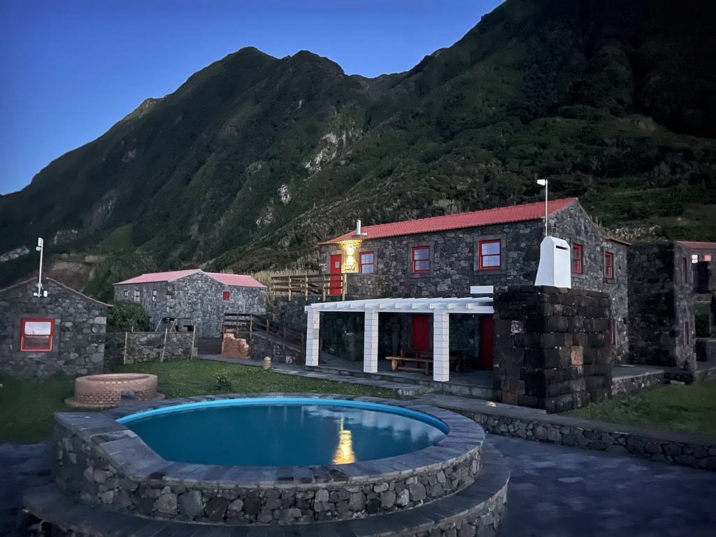 Há um segredo nos Açores por descobrir. Aliás, três, o número de casas vulcânicas onde pode dormir