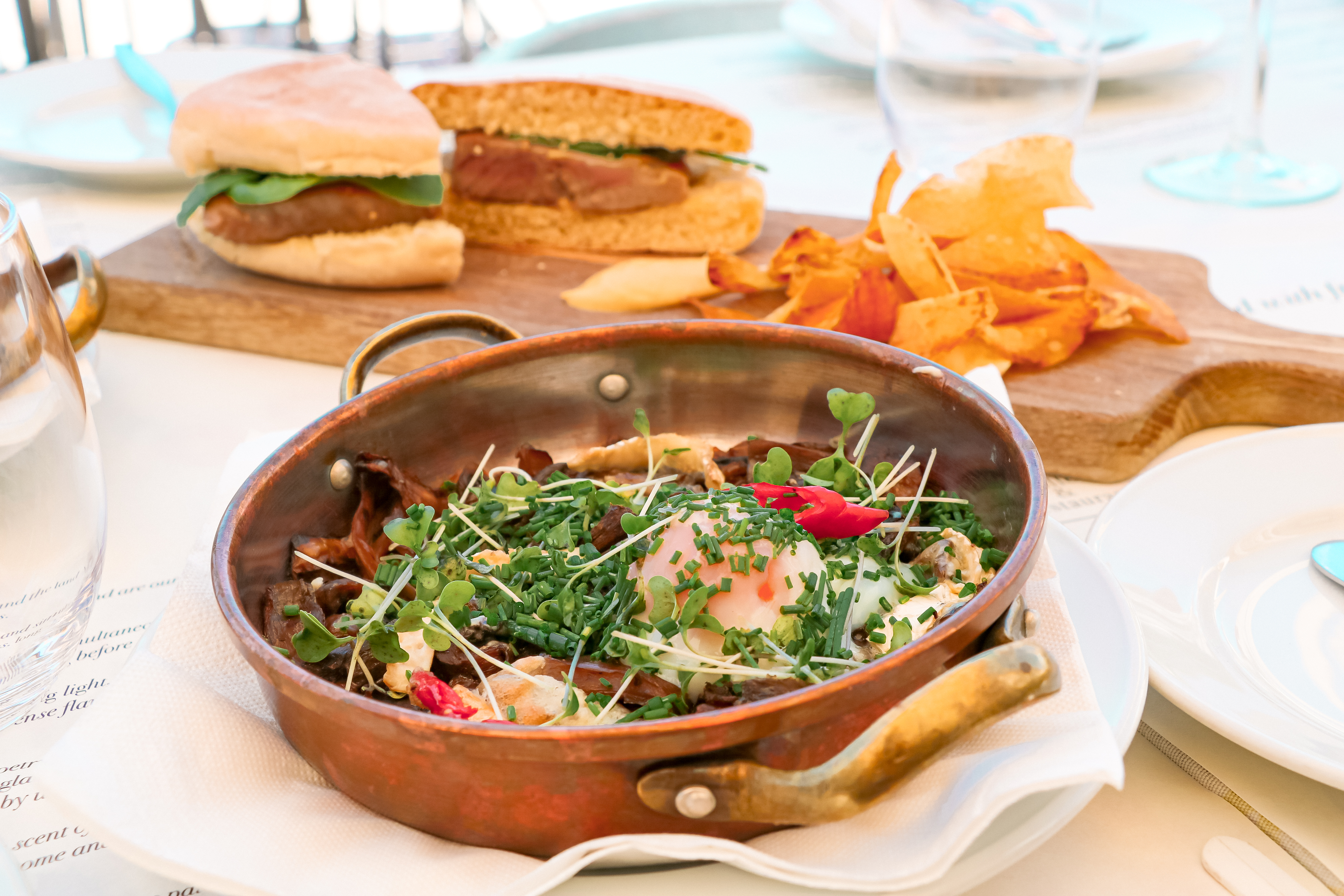 Ovos rotos trufados, pregos e muito mais. O Terra Nova by Populi tem menus de petiscos a 20€